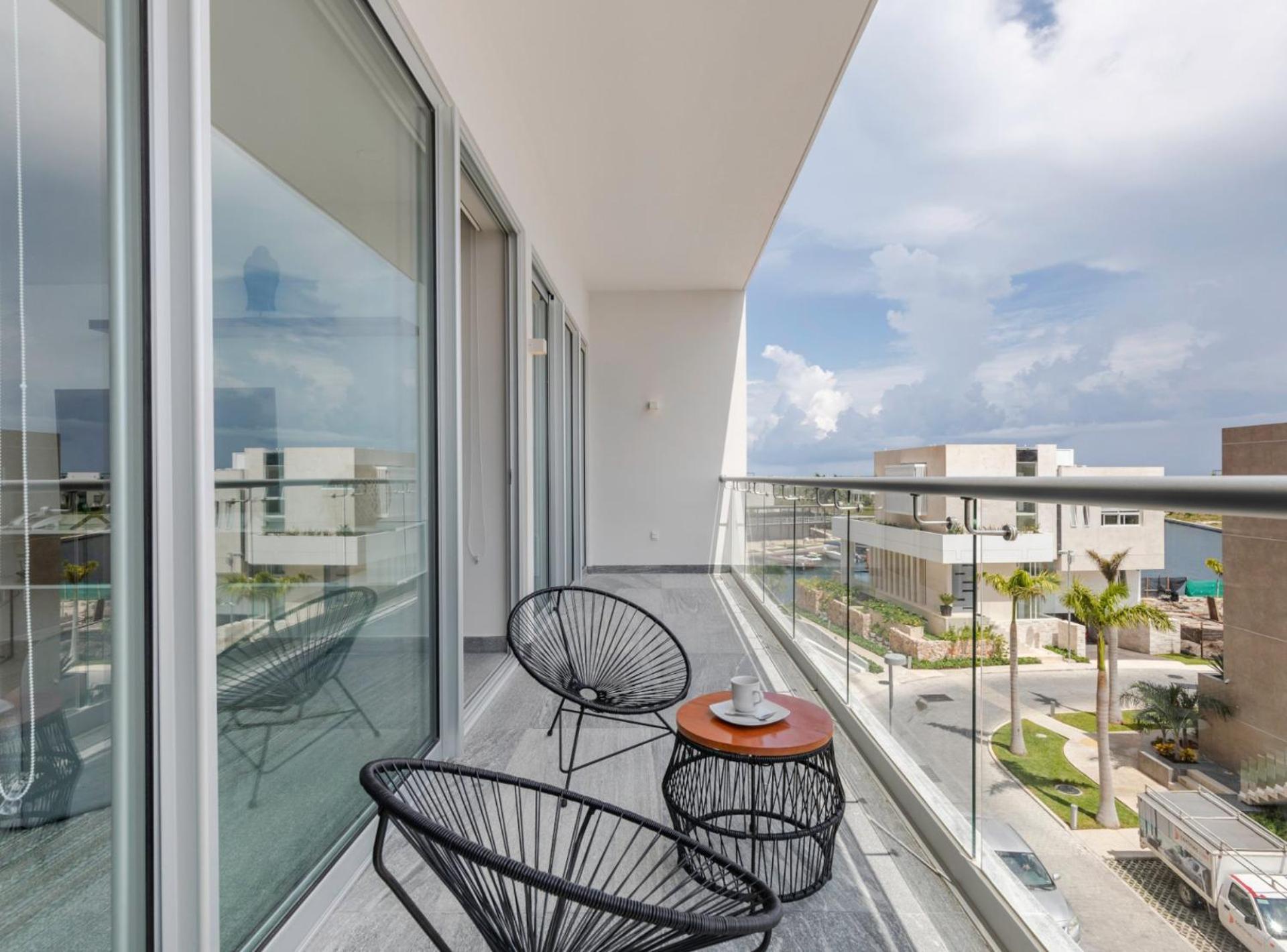 Luxurious 4BR condo by the beach - Rooftop pool