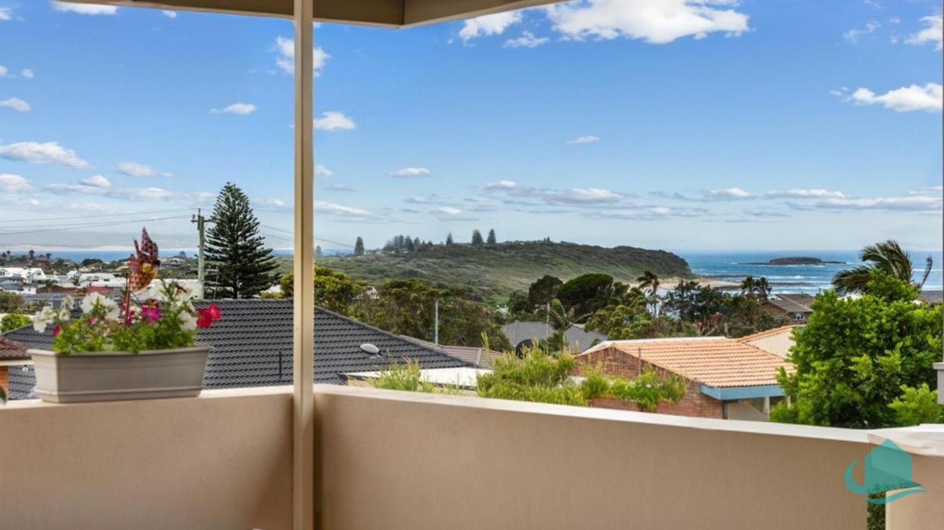 Rosies Family Spa Retreat - 300m to the sandy shores of Caves Beach