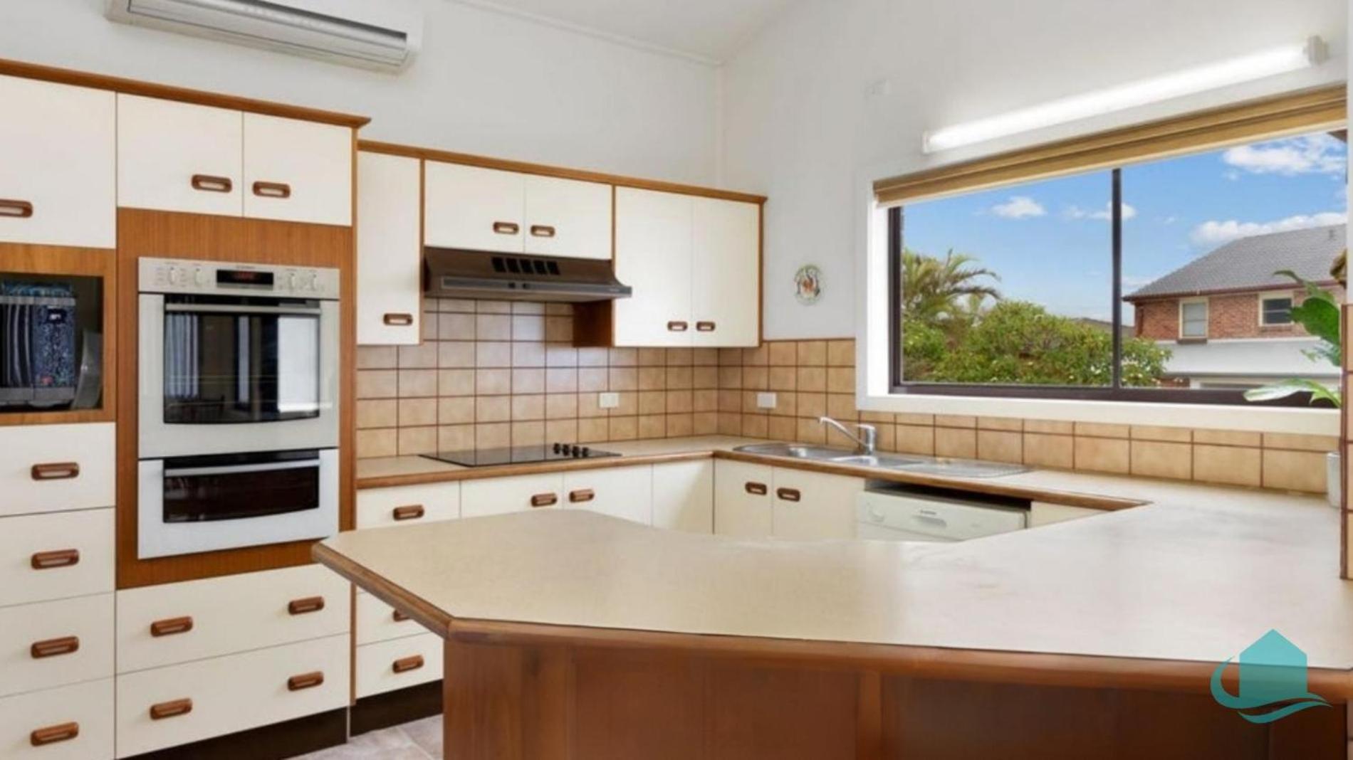 Rosies Family Spa Retreat - 300m to the sandy shores of Caves Beach