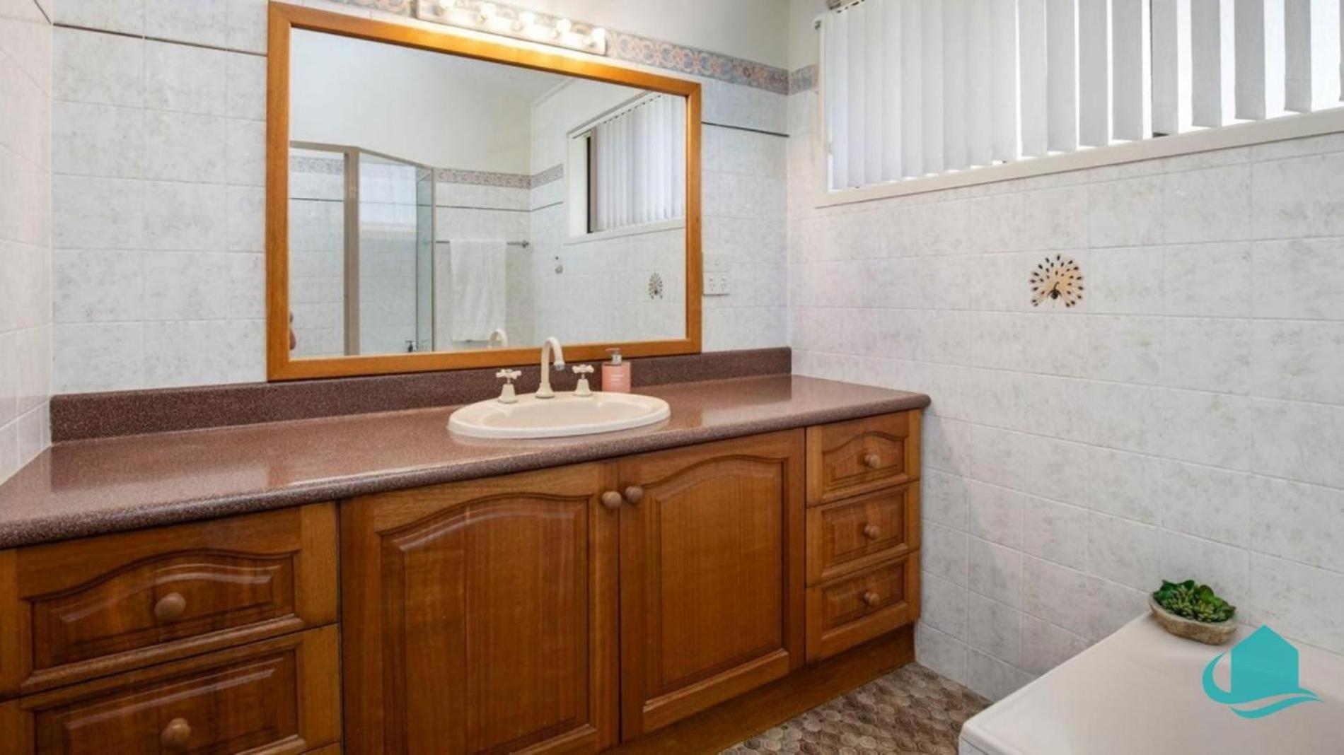 Rosies Family Spa Retreat - 300m to the sandy shores of Caves Beach