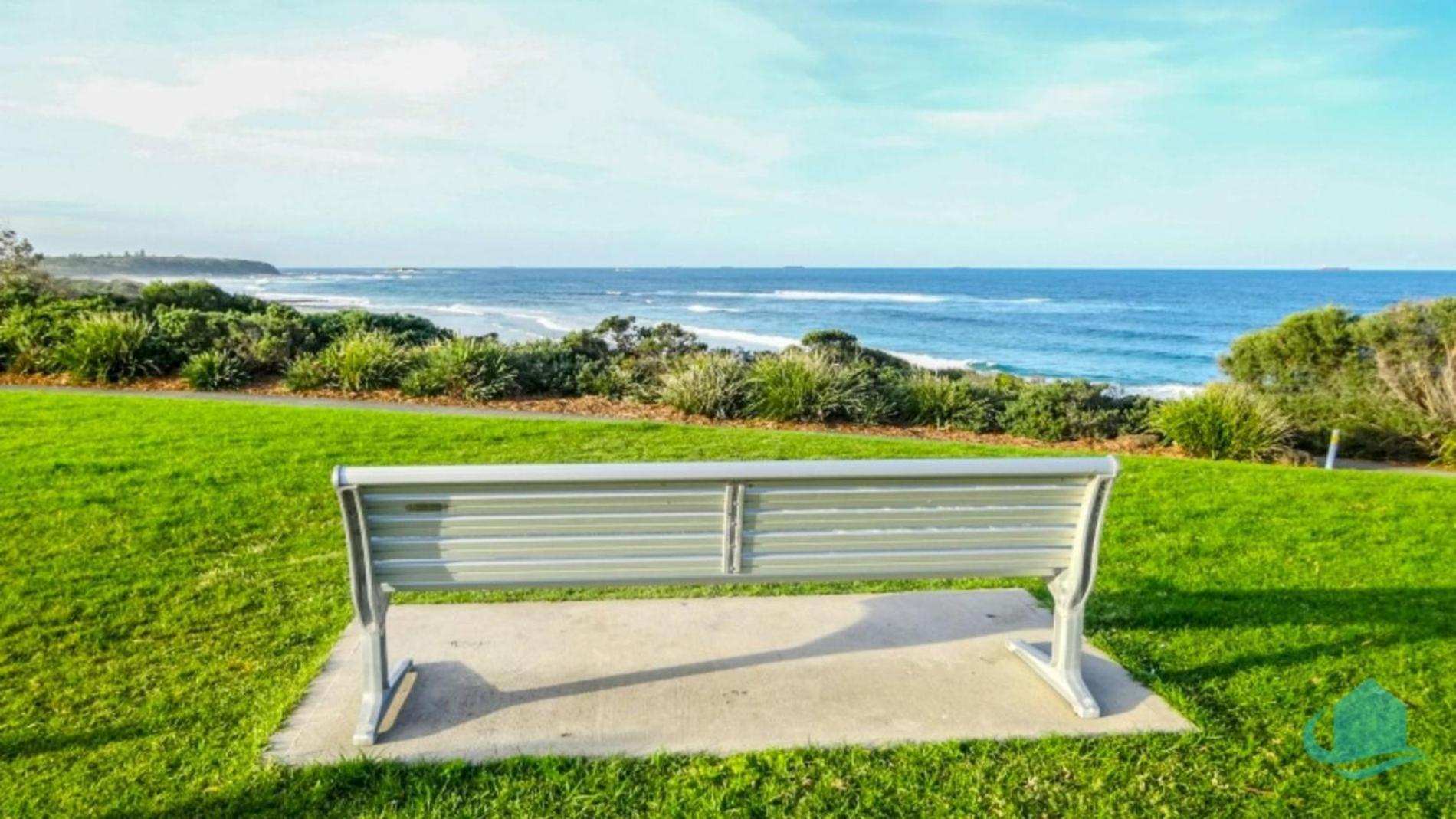 Rosies Family Spa Retreat - 300m to the sandy shores of Caves Beach