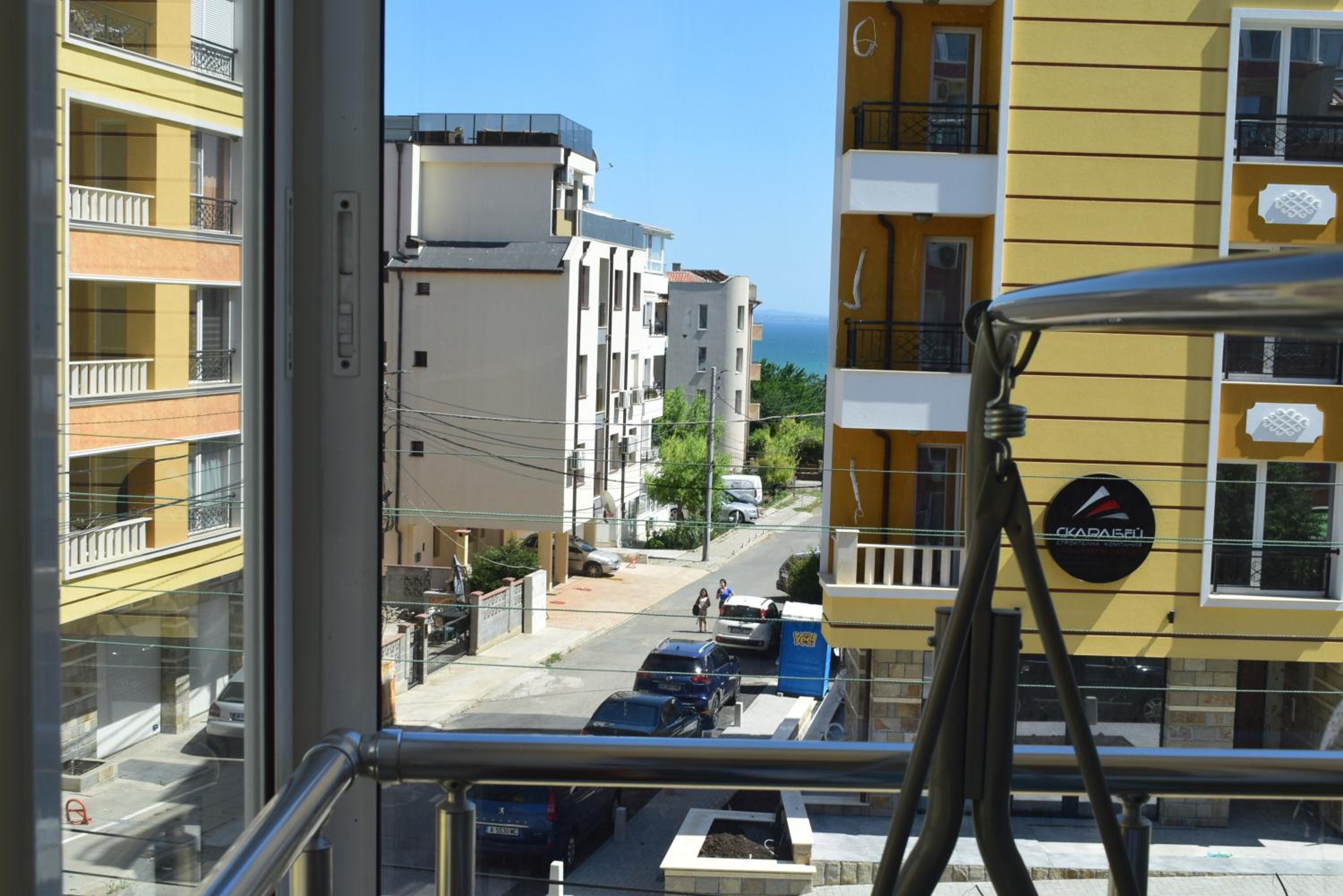 Apartment with 2 Bedrooms and Parking Near the Beach