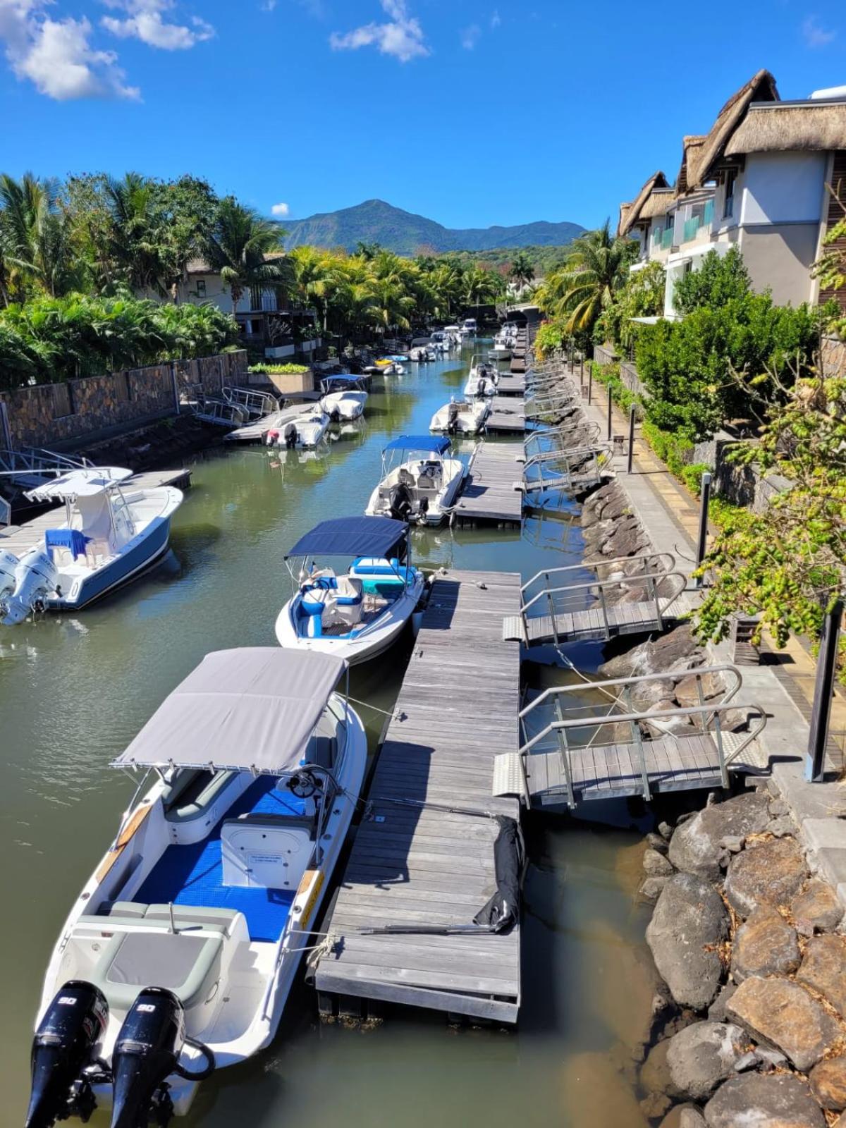 L'Estuaire Seafront Apartment Black River view 2
