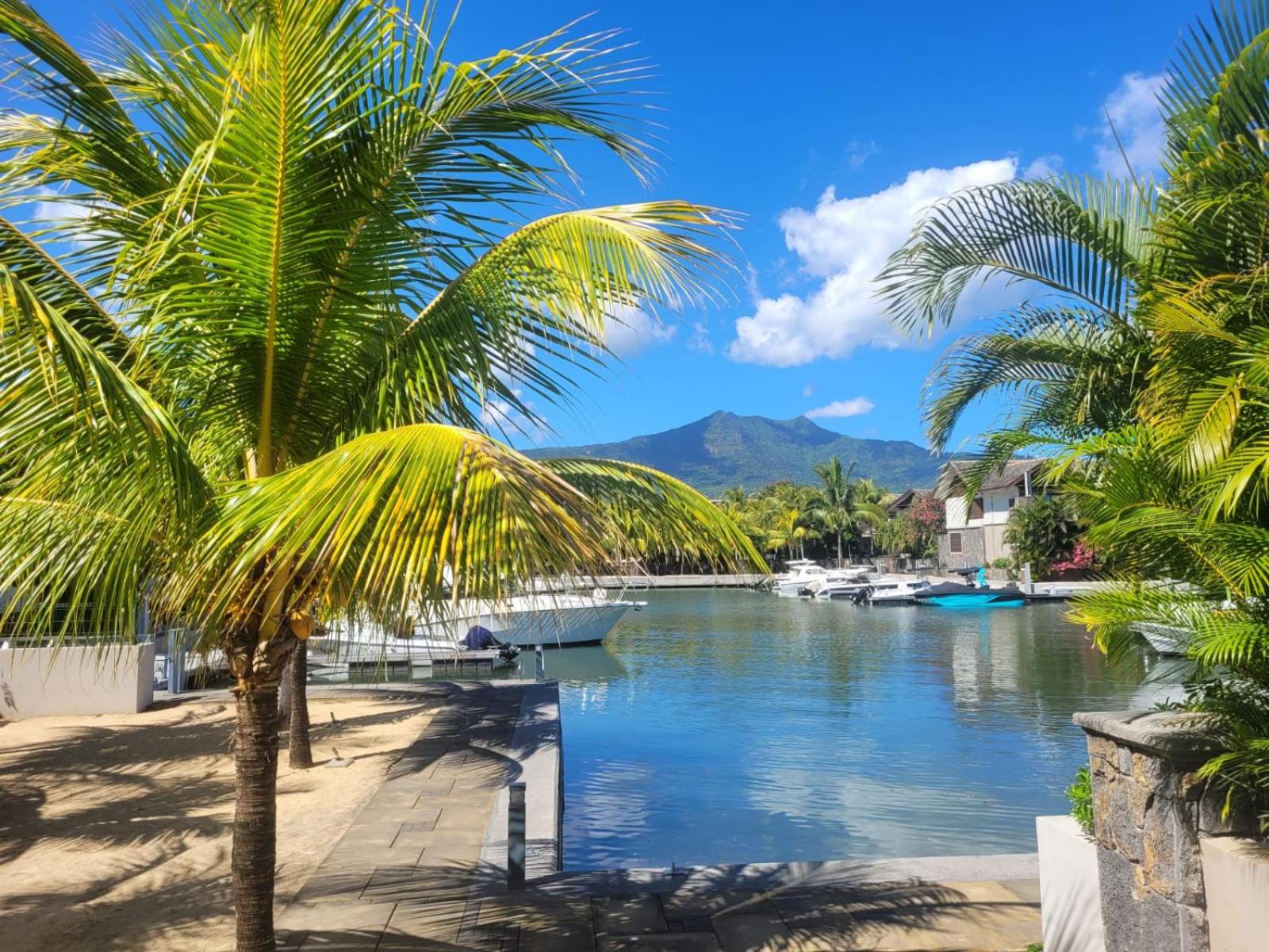 L'Estuaire Seafront Apartment Black River view 3
