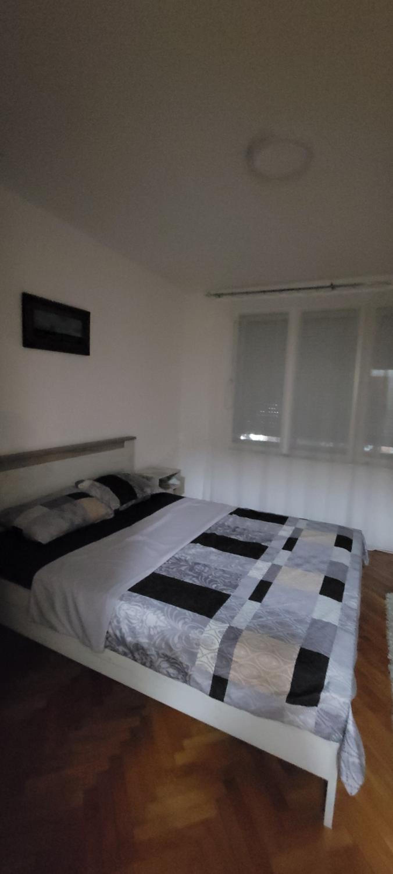 Apartman Kraljevo-ceo stan,privatan parking view 2