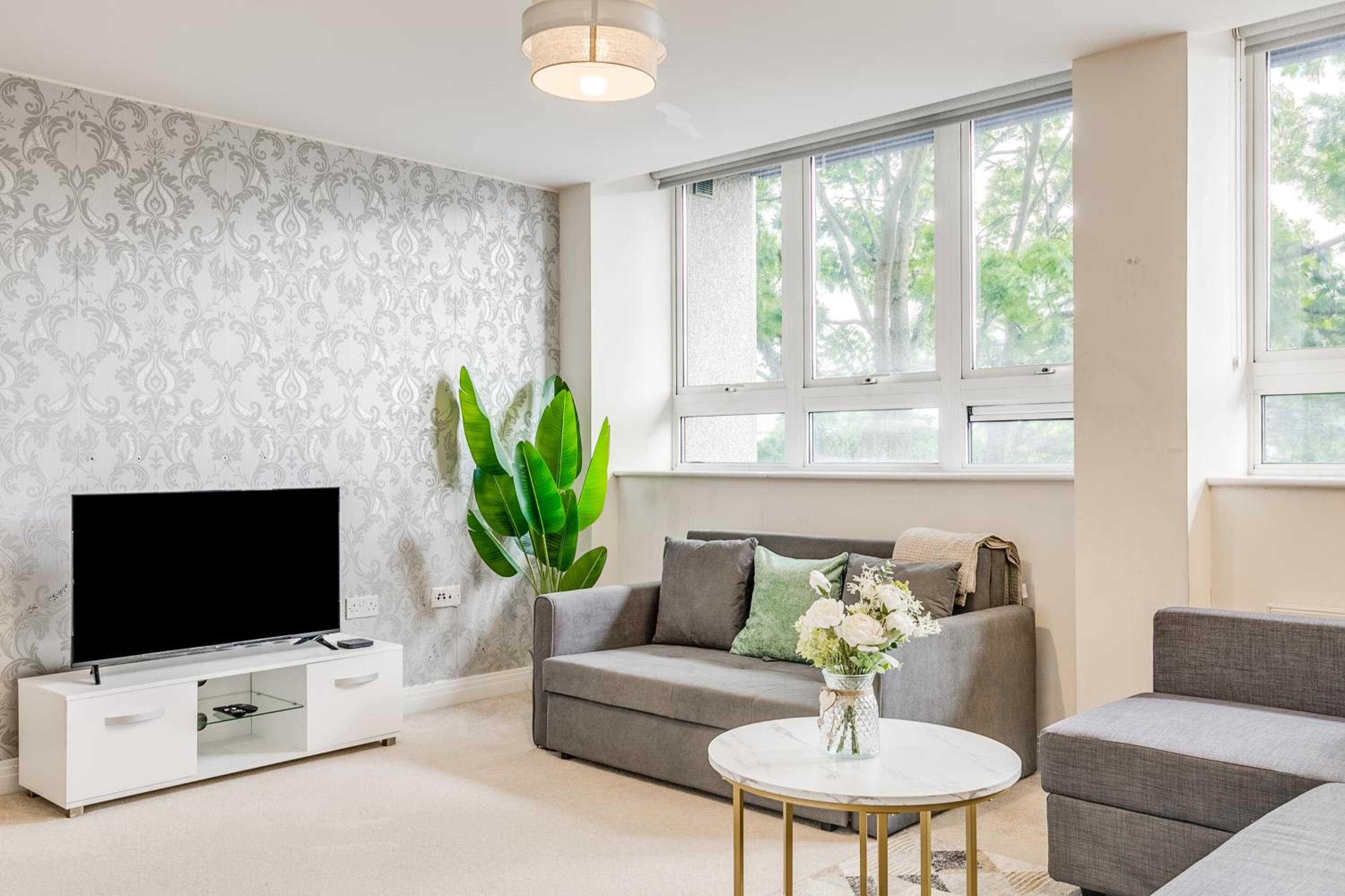 ModernLiving Stevenage 2 Bedroom Apartment Town Centre Sleeps 8 view 3