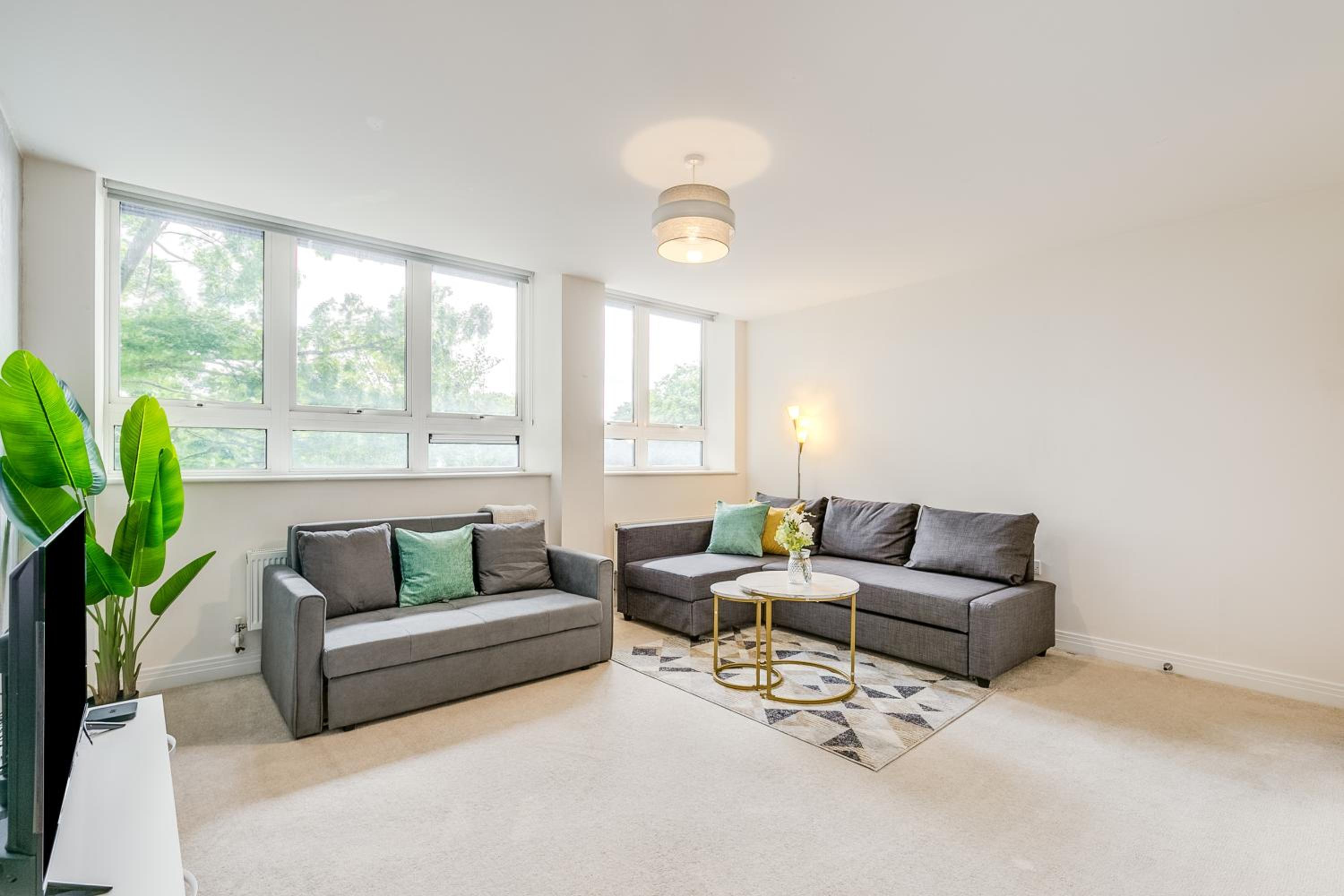 ModernLiving Stevenage 2 Bedroom Apartment Town Centre Sleeps 8 view 4