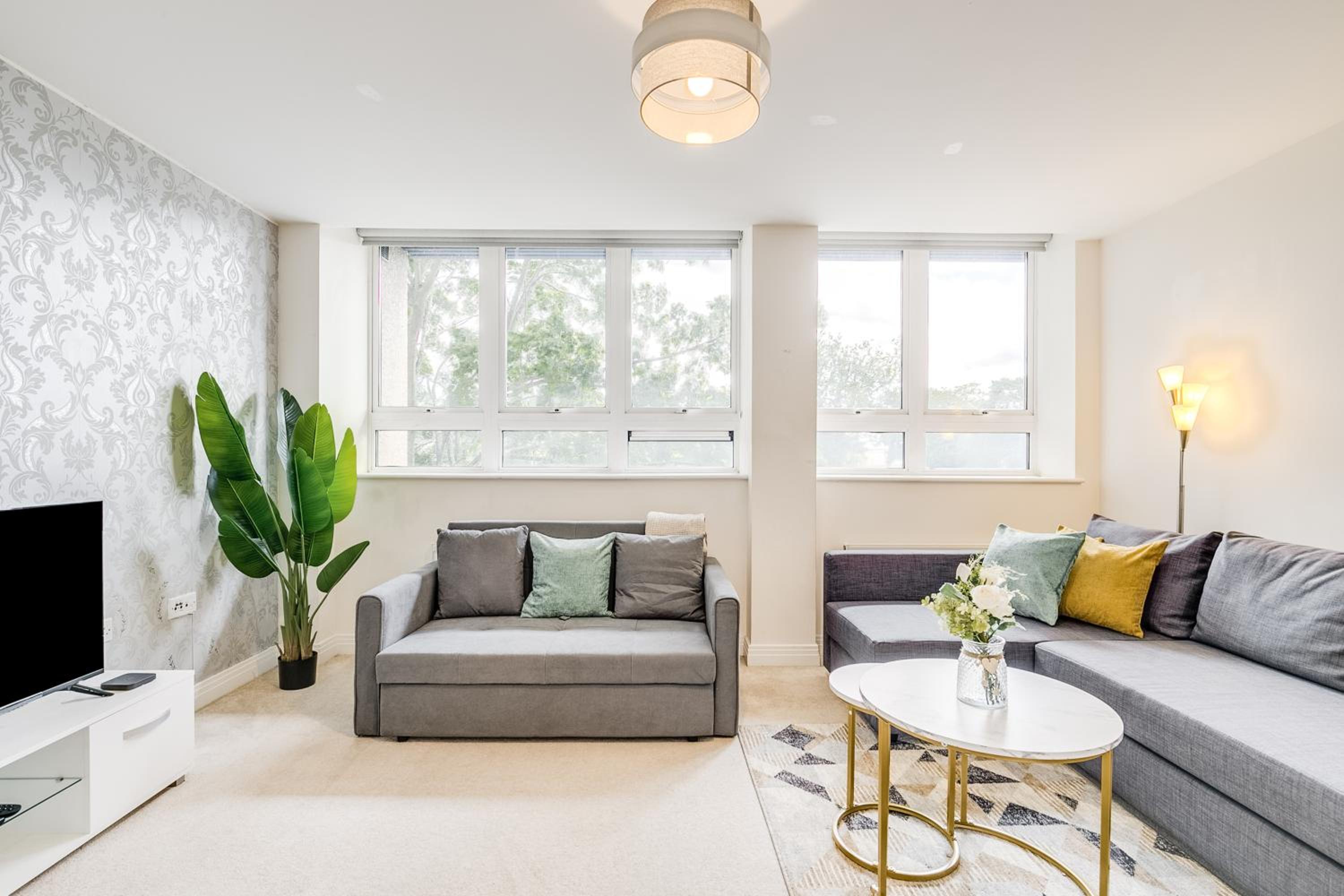 ModernLiving Stevenage 2 Bedroom Apartment Town Centre Sleeps 8 view 5