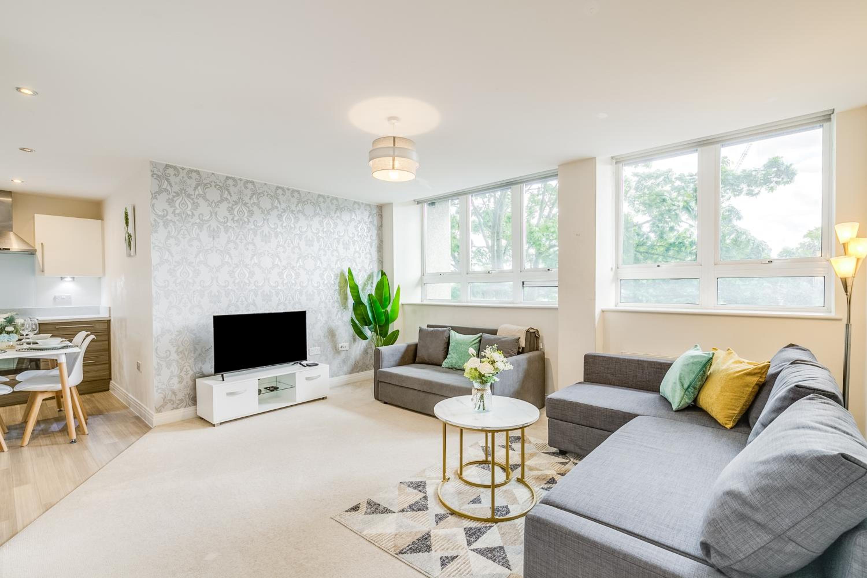 ModernLiving Stevenage 2 Bedroom Apartment Town Centre Sleeps 8 view 2