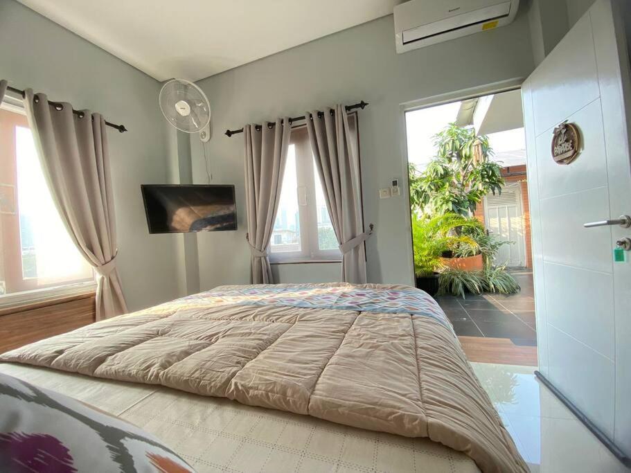 A Fantastic Roof Top City View at SUPERB Location in Jakarta view 3