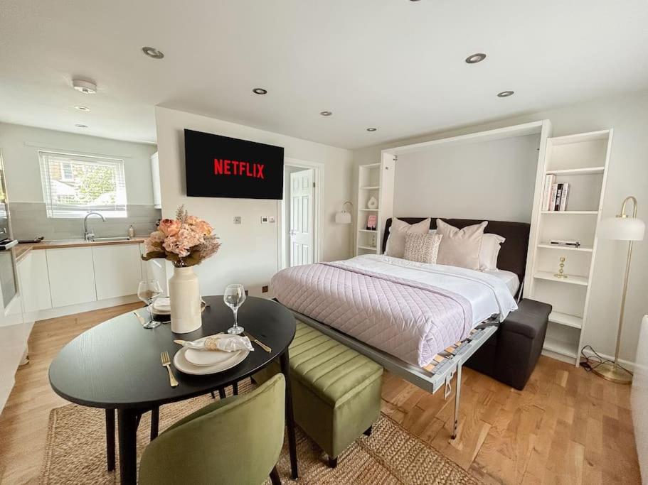 Cosy studio apartment in London view 4