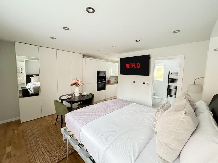 Cosy studio apartment in London view 5