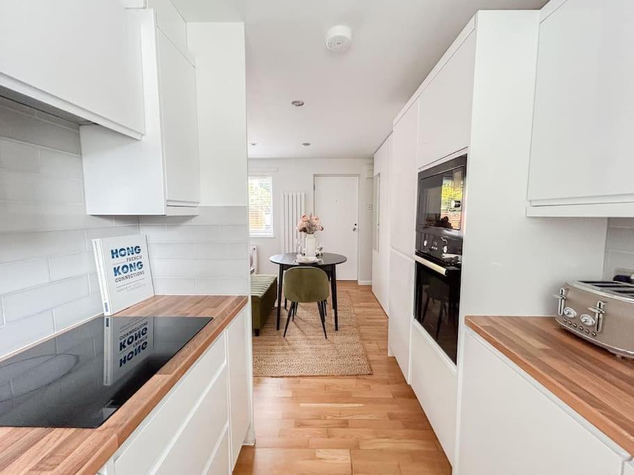 Cosy studio apartment in London view 2