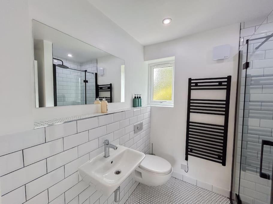 Cosy studio apartment in London view 3