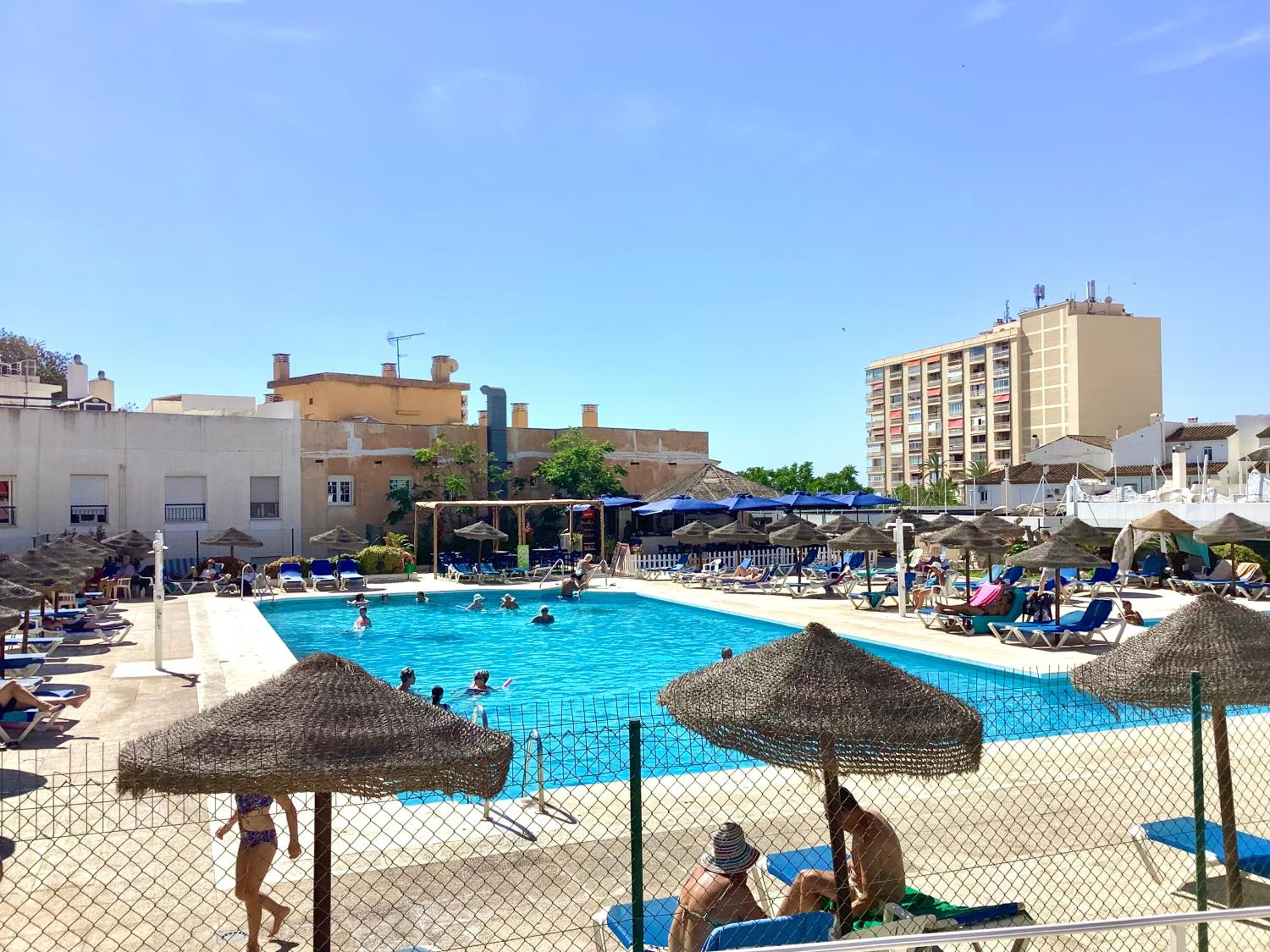 La Nogalera modern and spacious Apartment with pool and sea view