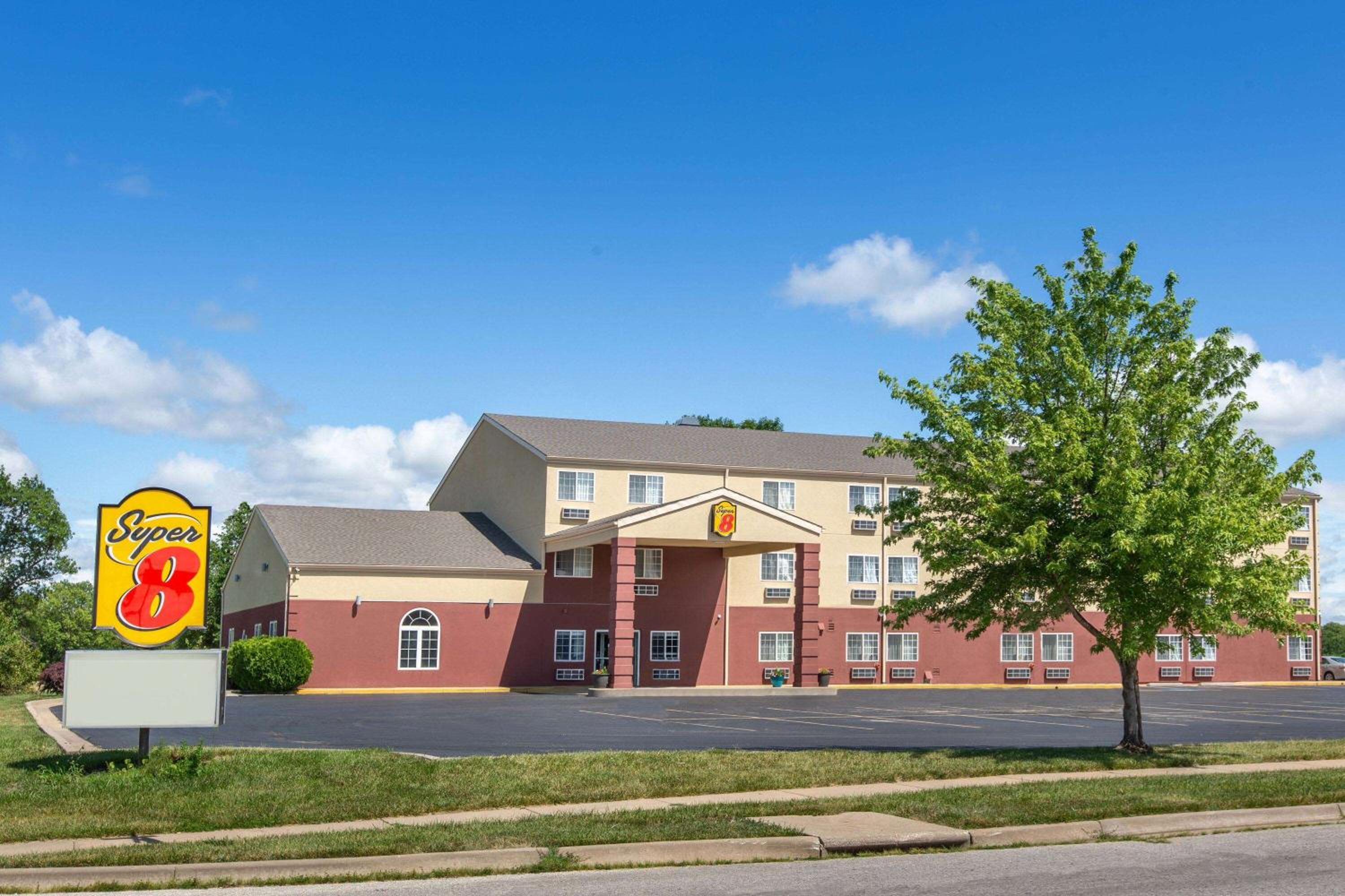 Hotel Super 8 by Wyndham Ottawa - Image 1