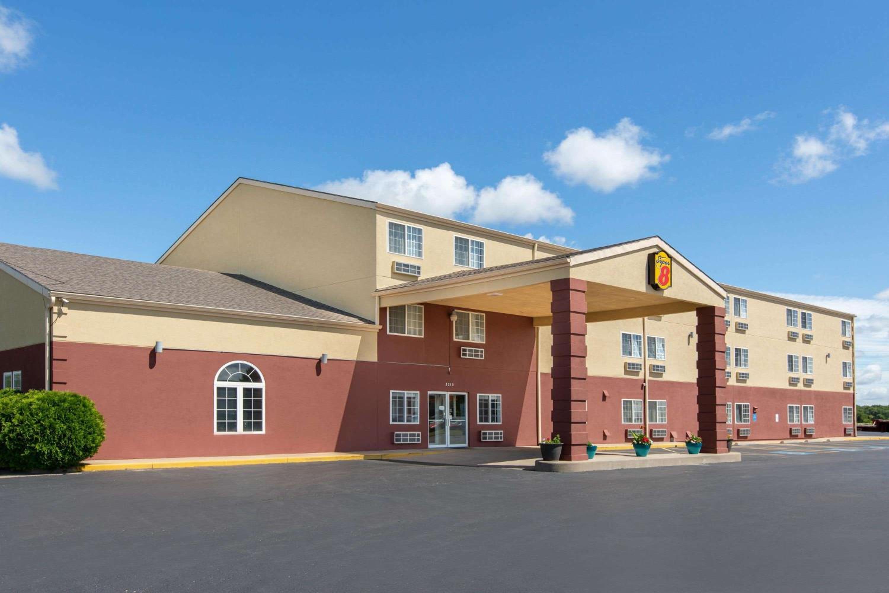 Super 8 by Wyndham Ottawa view 3