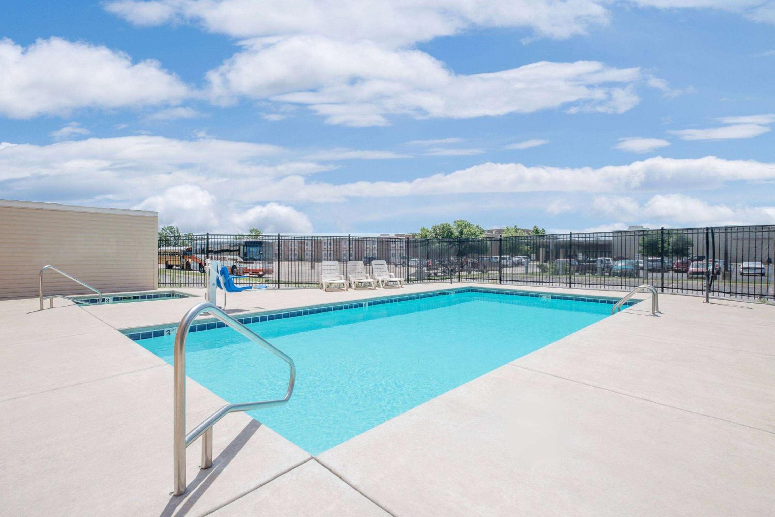 Days Inn & Suites by Wyndham Hutchinson view 3