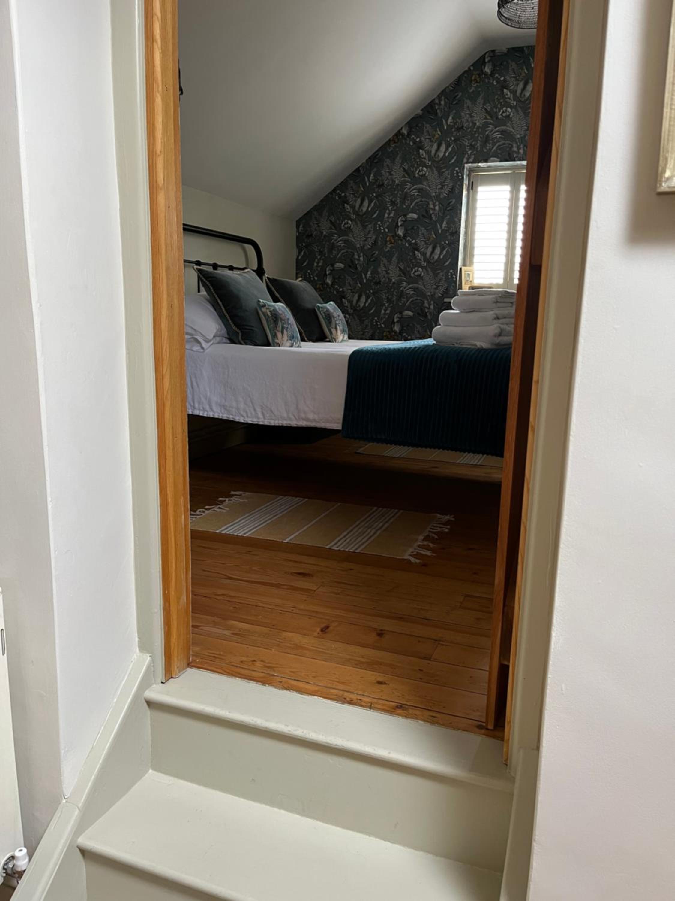 3 BEDROOM 5* BARN CONVERSION COTSWOLDS view 5