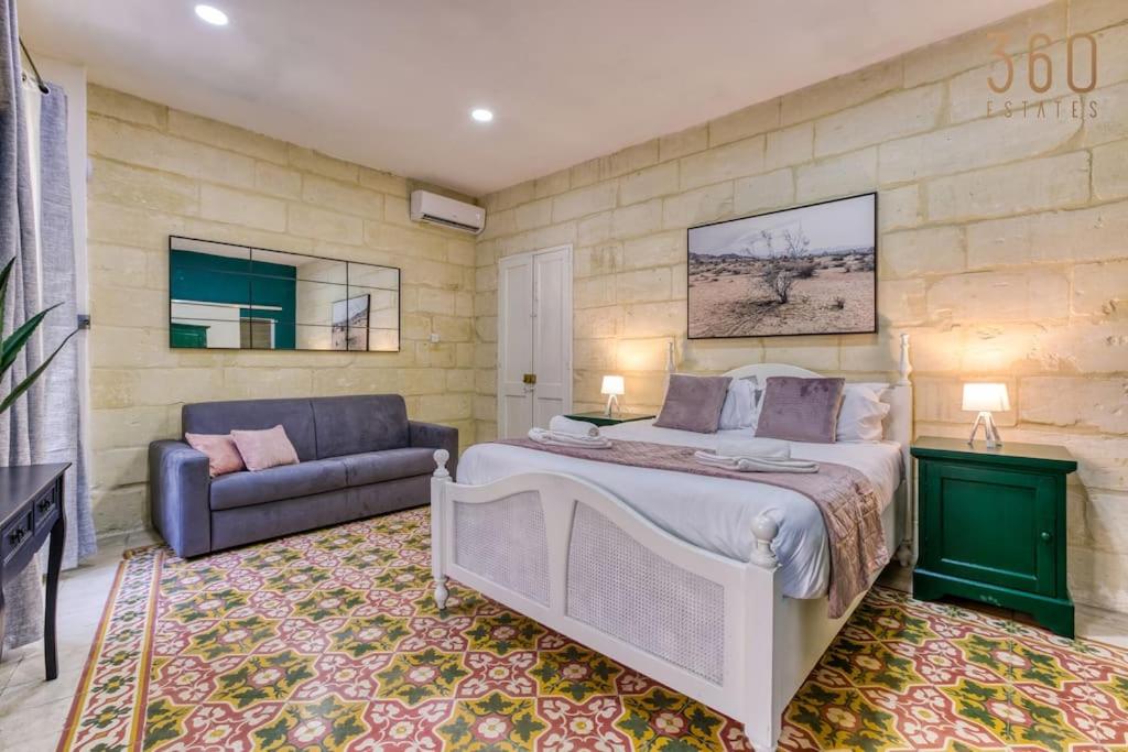 Authentic studio with Maltese Balcony in Bormla by 360 Estates