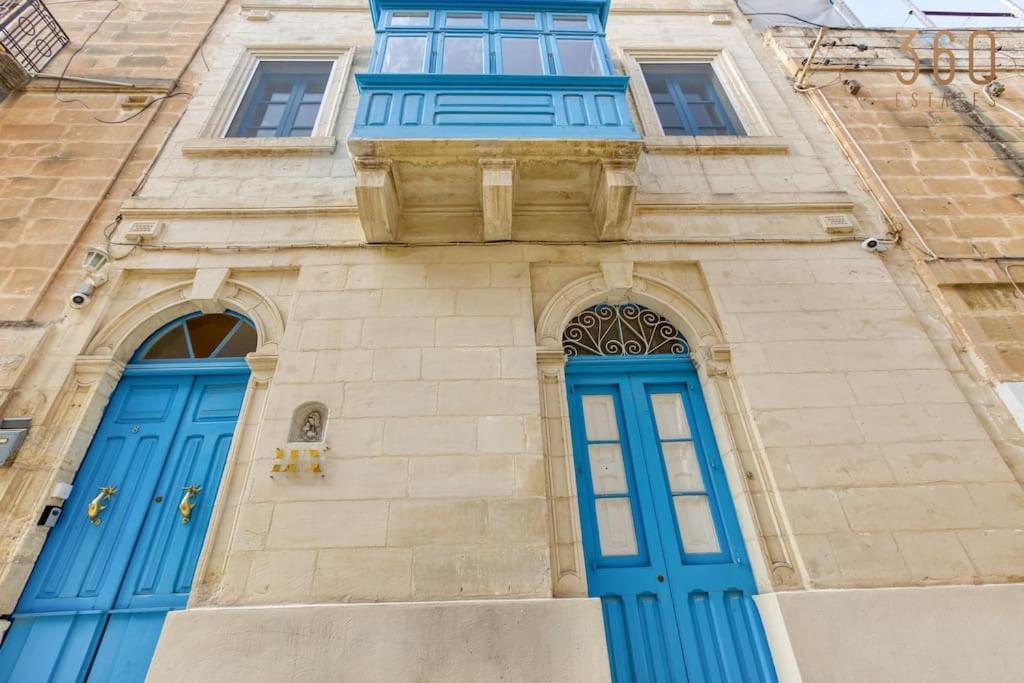 Authentic studio with Maltese Balcony in Bormla by 360 Estates