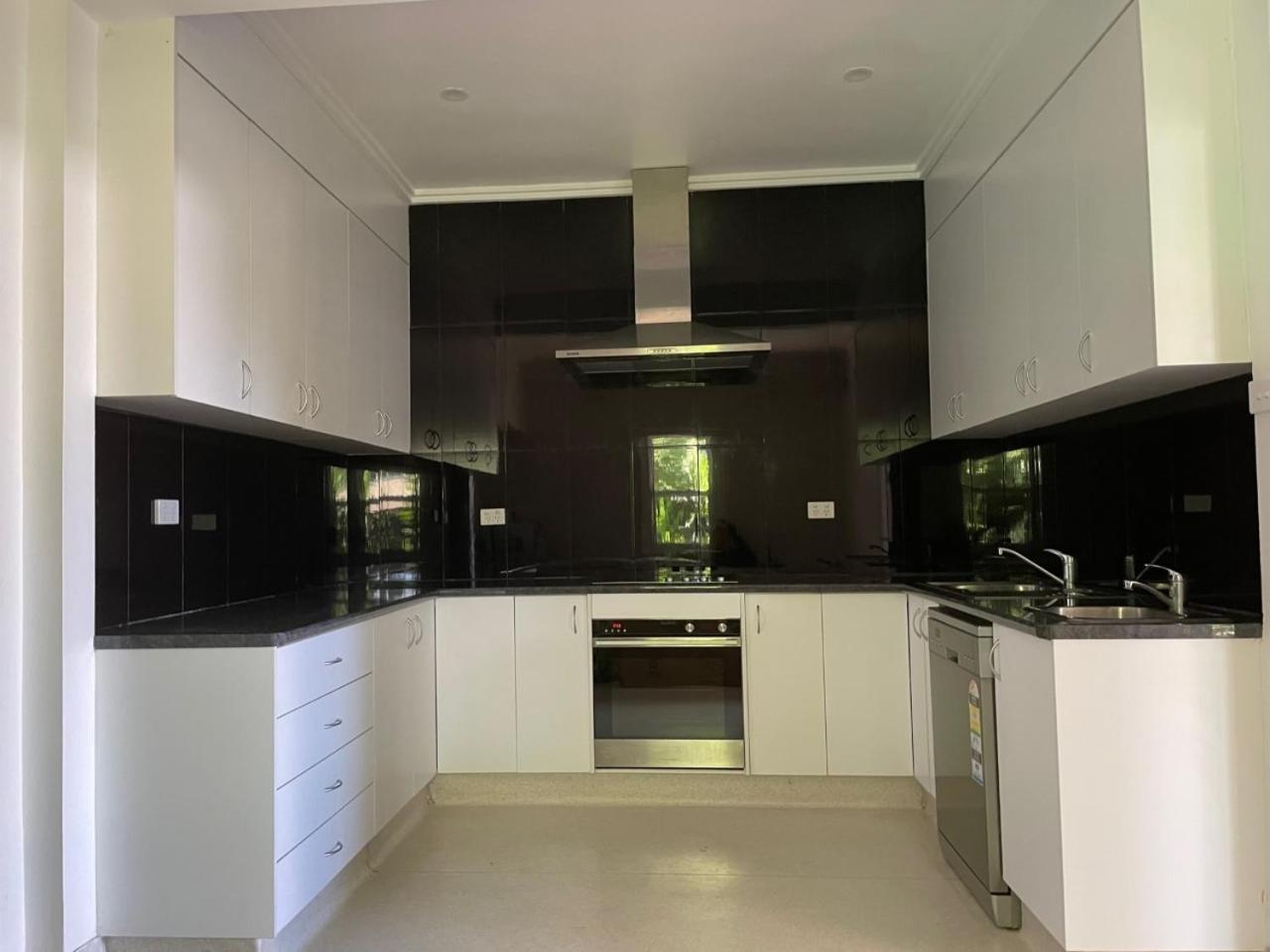 One Forty Four - Stylish & central family accom