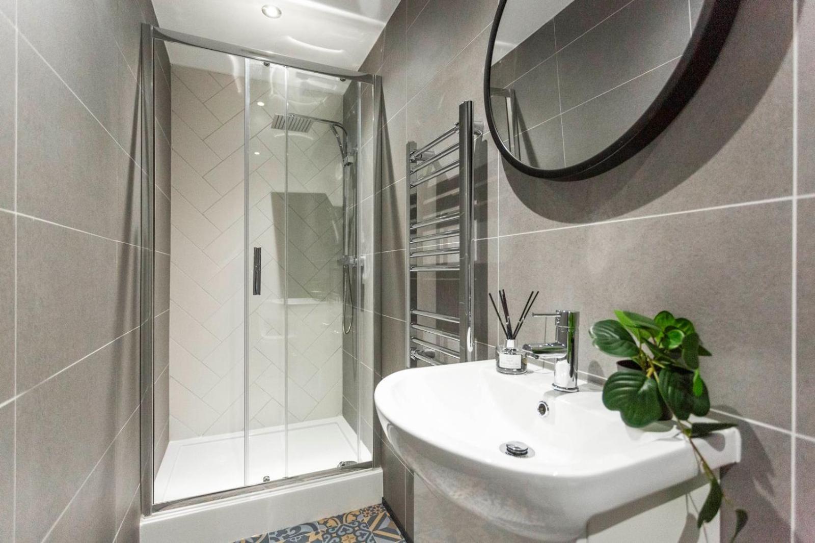 6BR Home - All Studio, Ensuite and with Kitchenette view 2