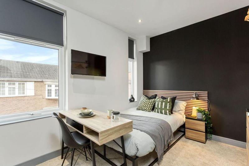 6BR Home - All Studio, Ensuite and with Kitchenette view 4