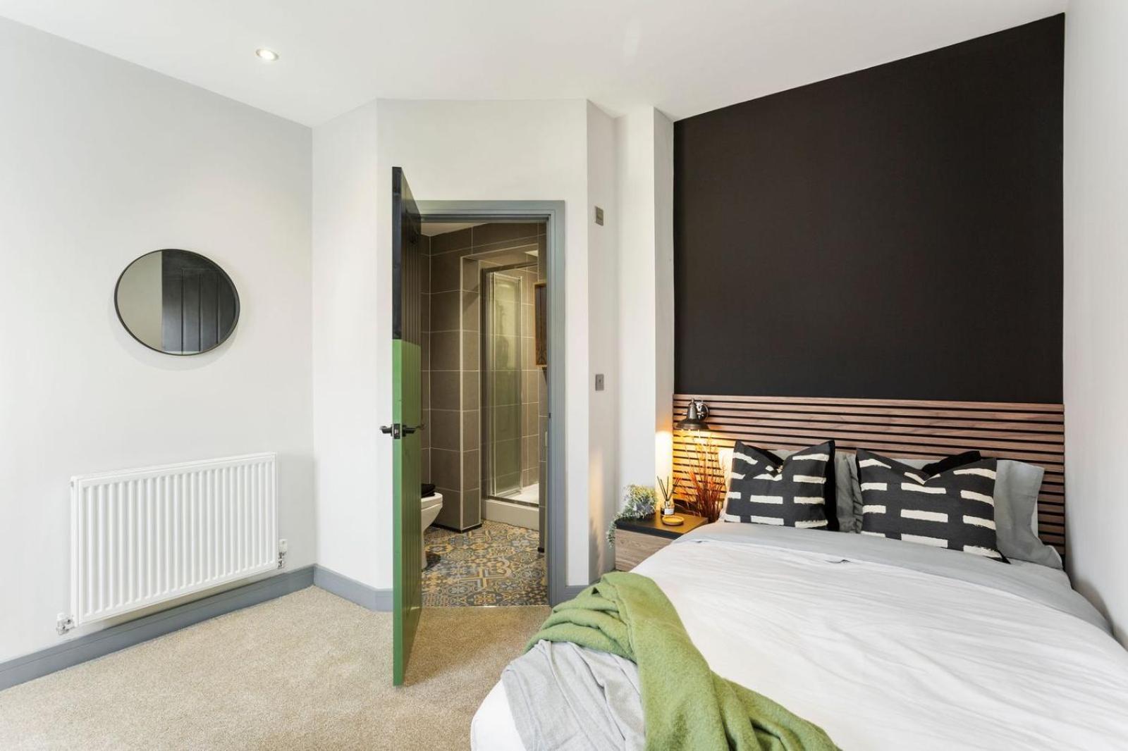 6BR Home - All Studio, Ensuite and with Kitchenette view 5