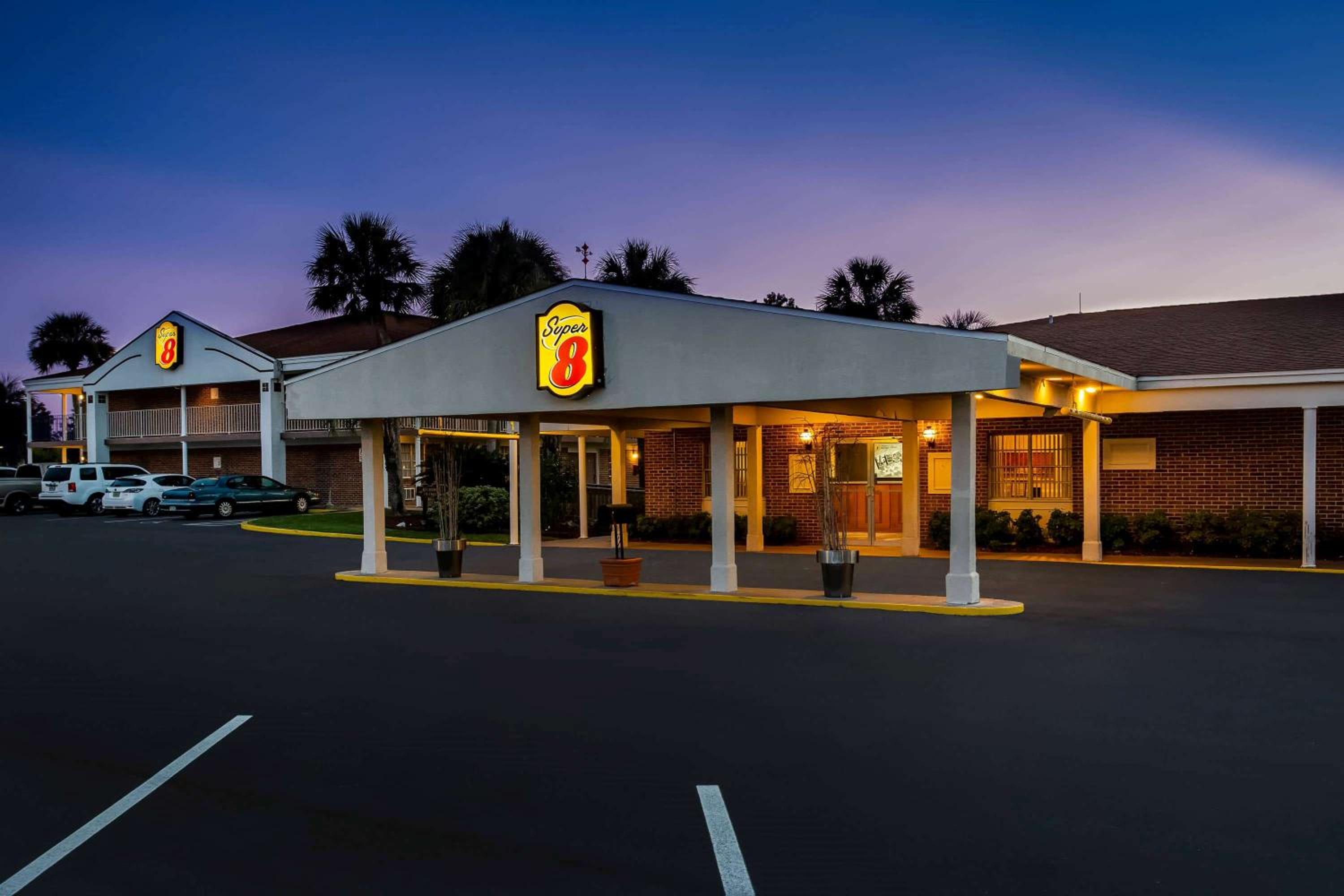 Lake City Vacations - Super 8 by Wyndham Lake City - Property Image 3
