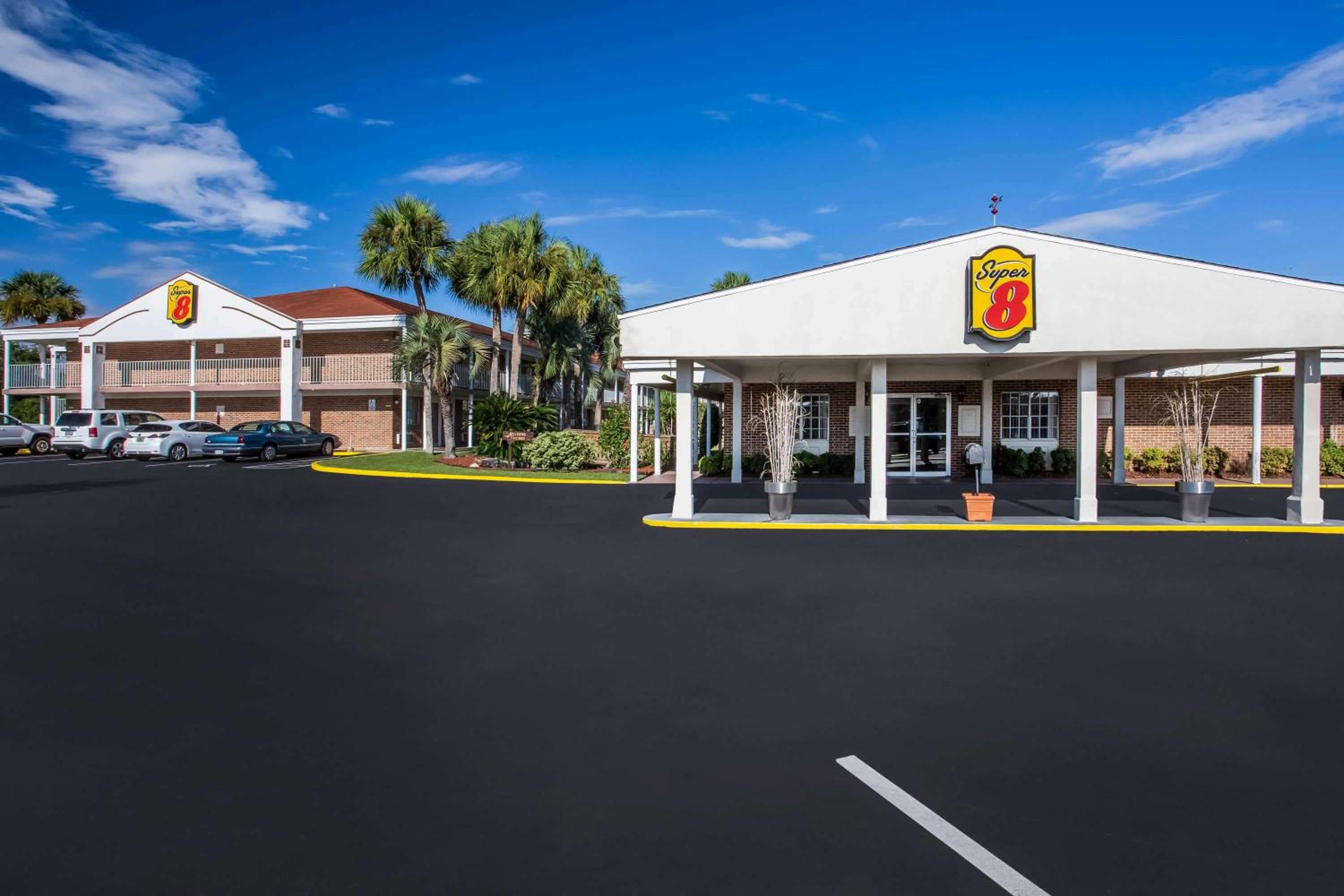 Lake City Vacations - Super 8 by Wyndham Lake City - Property Image 2