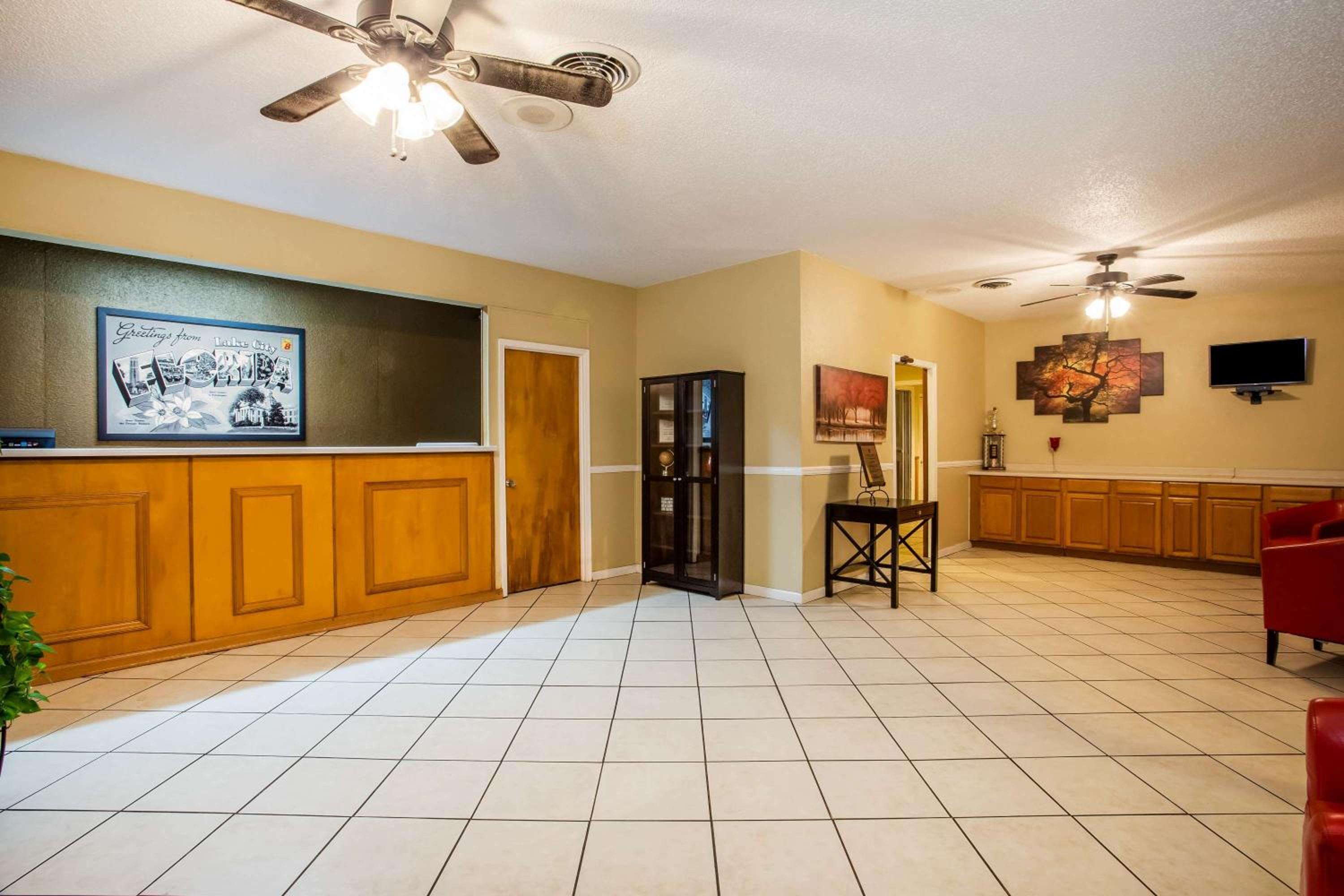 Lake City Vacations - Super 8 by Wyndham Lake City - Property Image 4