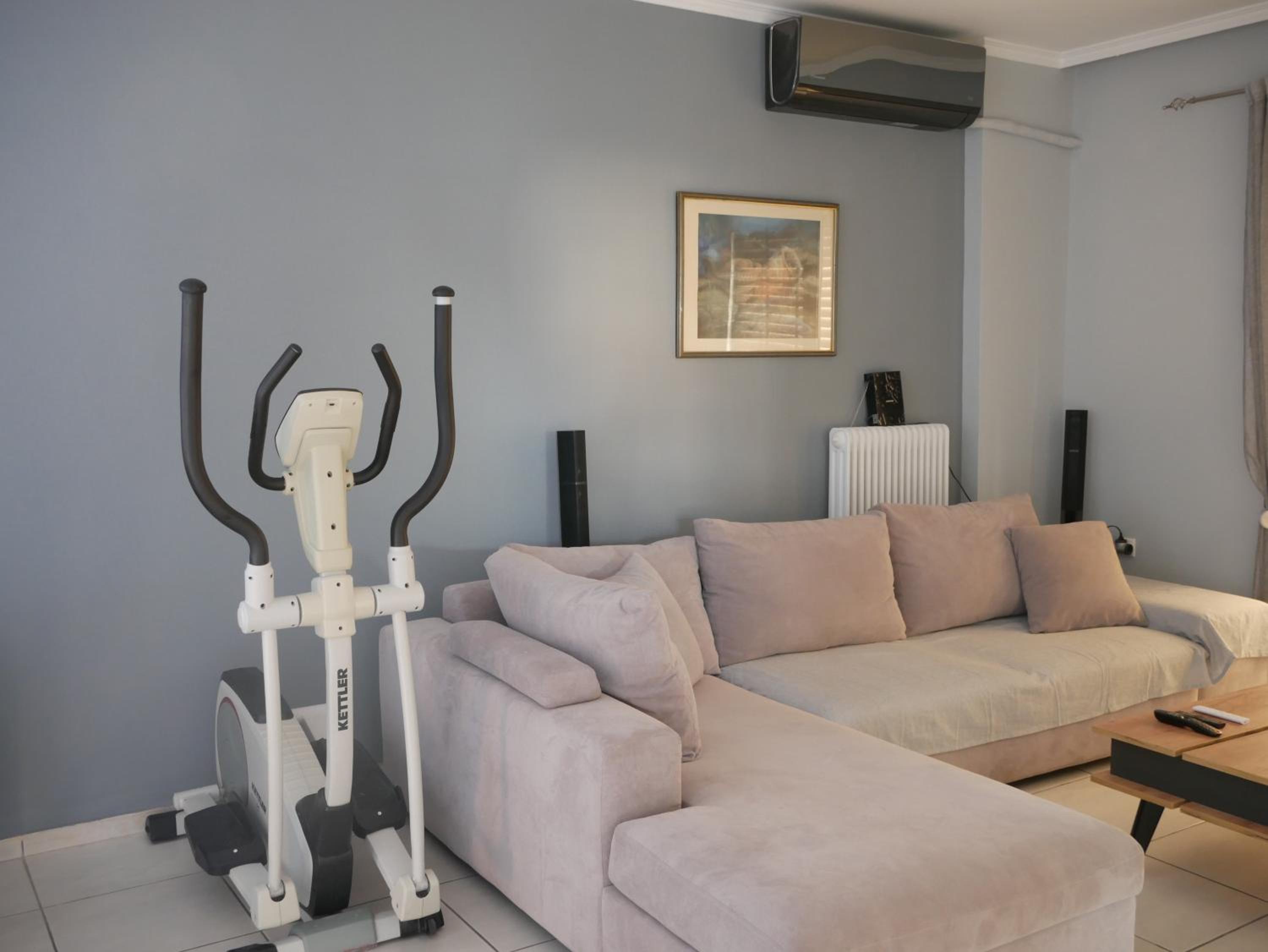 Gio's Central Cosy Apartment with private balcony view 5