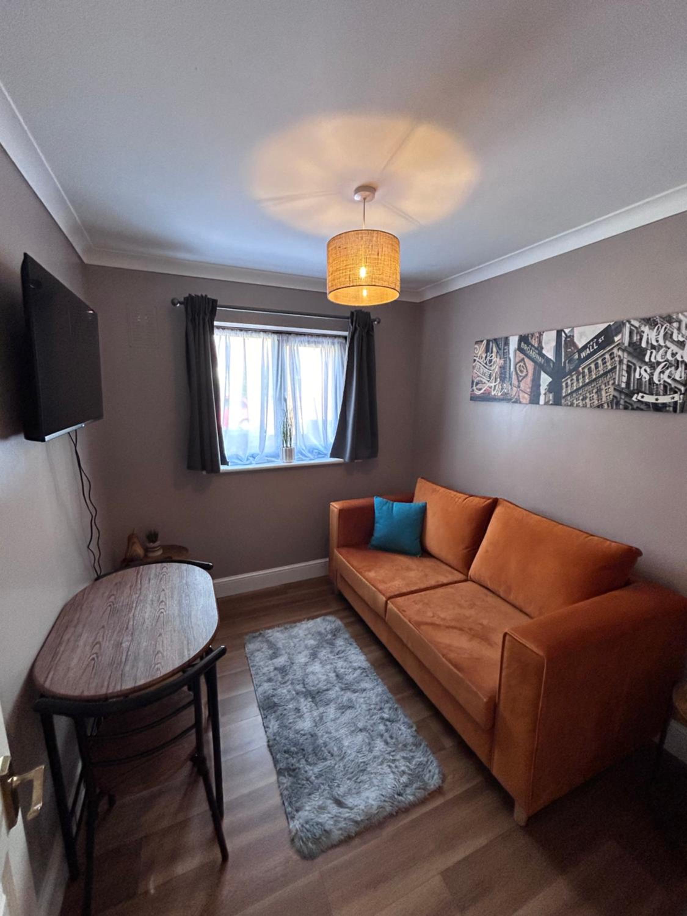 Modern Comfort 2BR - Southampton Stay view 2