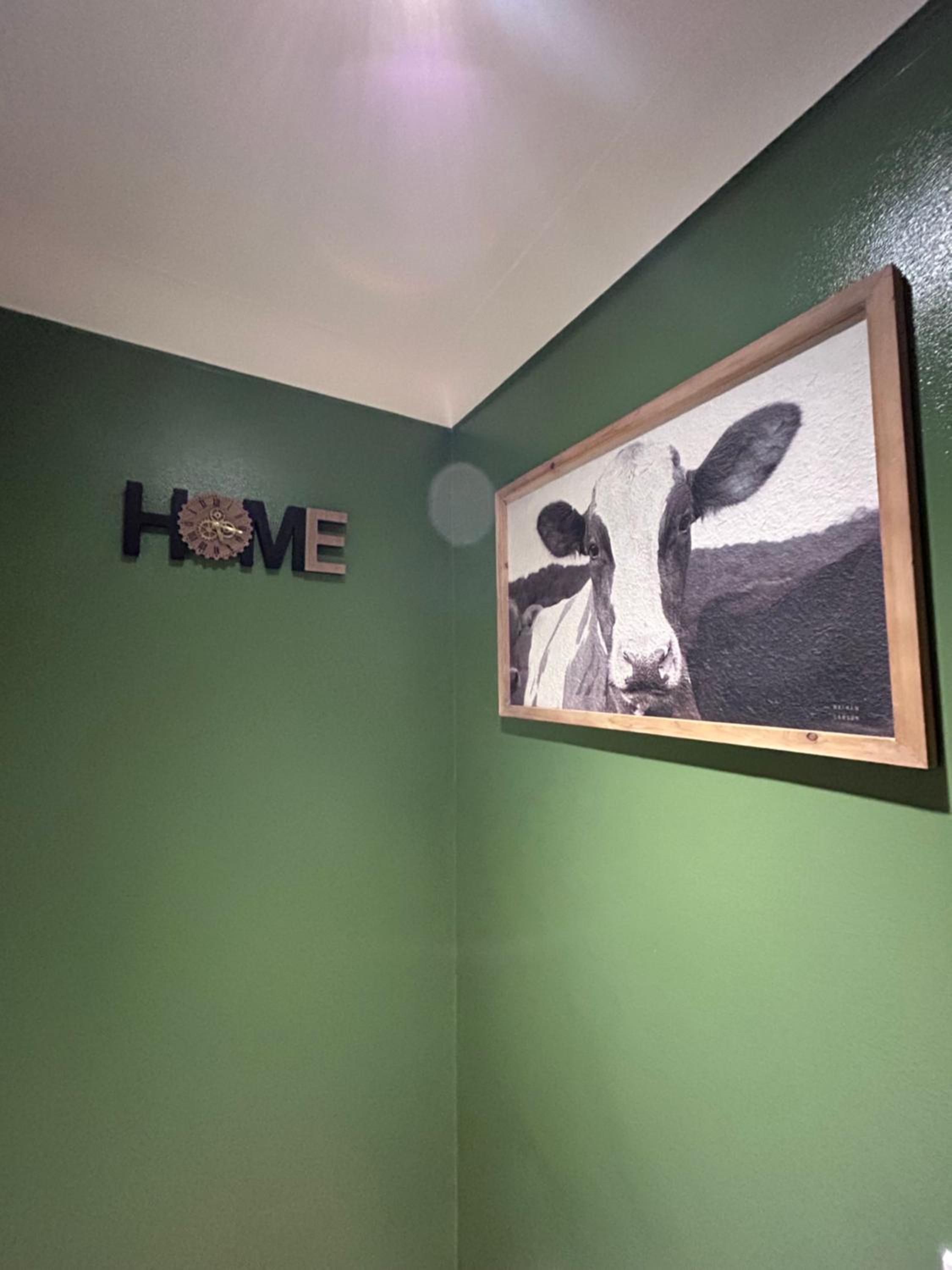 Modern Comfort 2BR - Southampton Stay view 5
