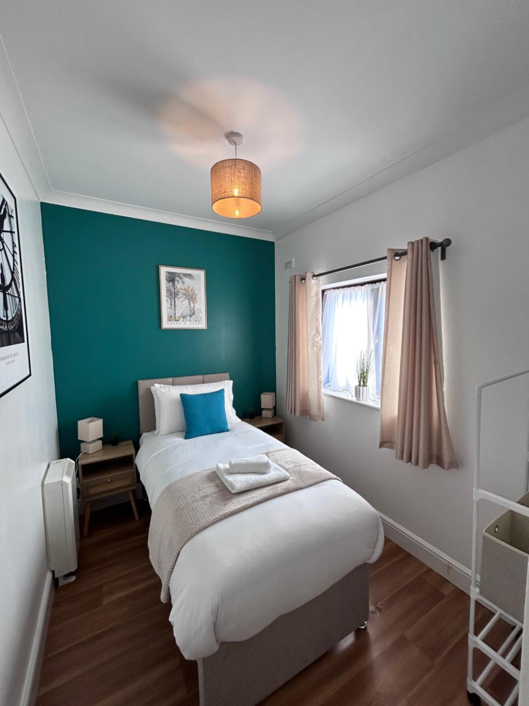 Modern Comfort 2BR - Southampton Stay view 3