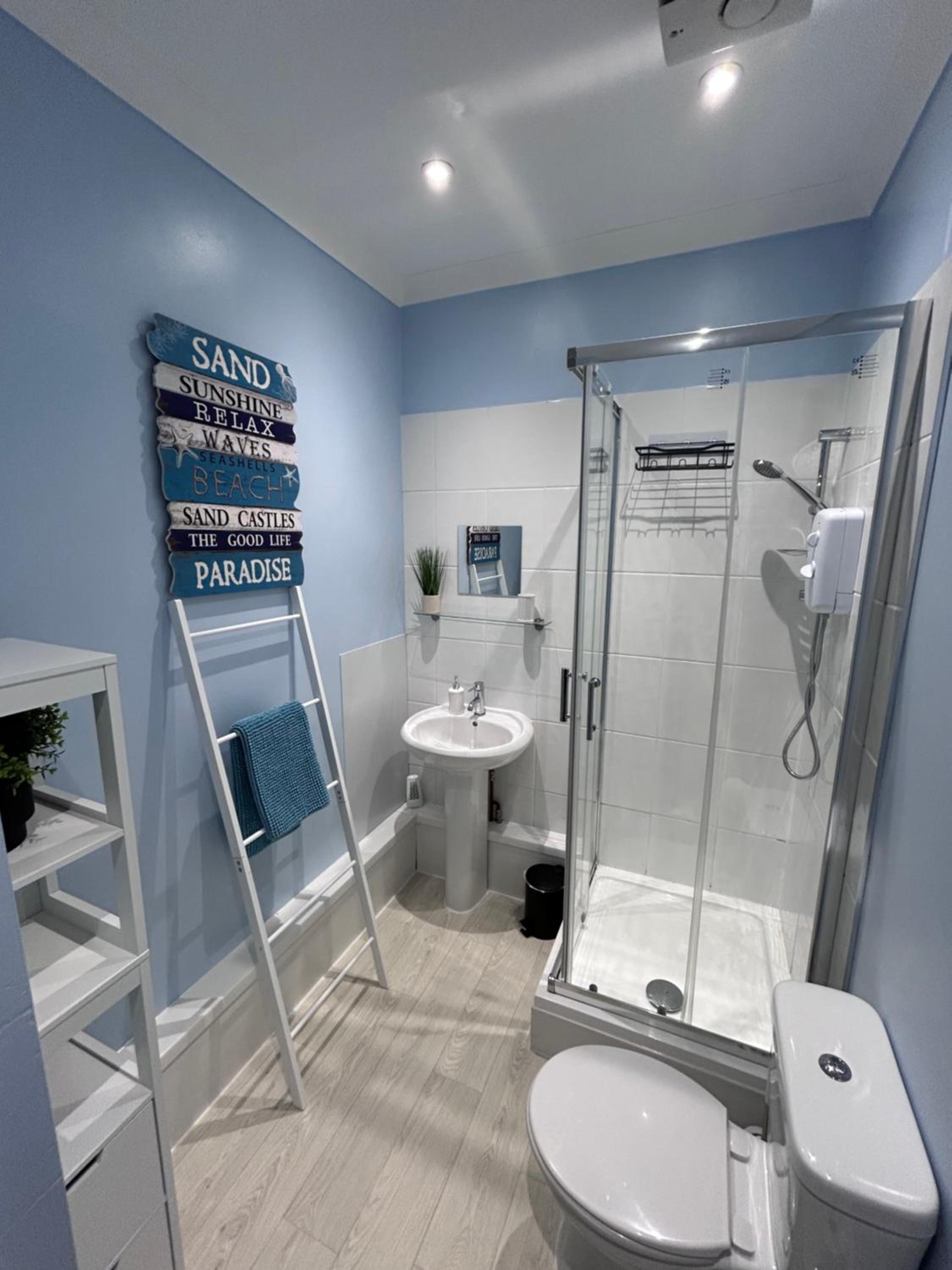 Modern Comfort 2BR - Southampton Stay view 4