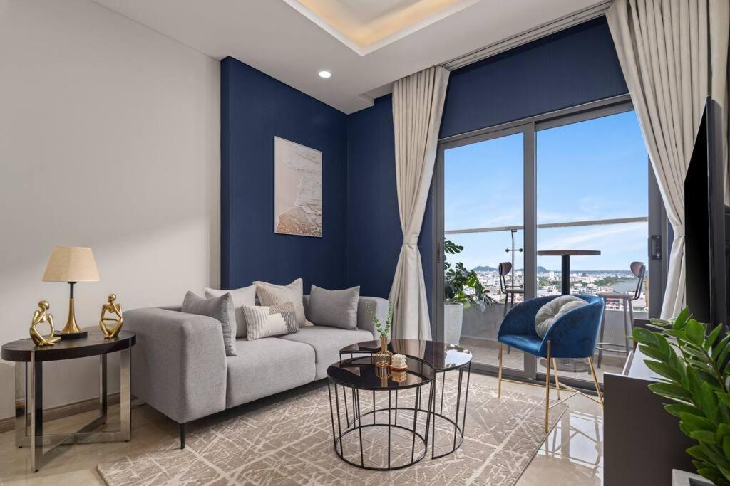 2BDR Modern Highrise Condo, City & River views, Pool view 3