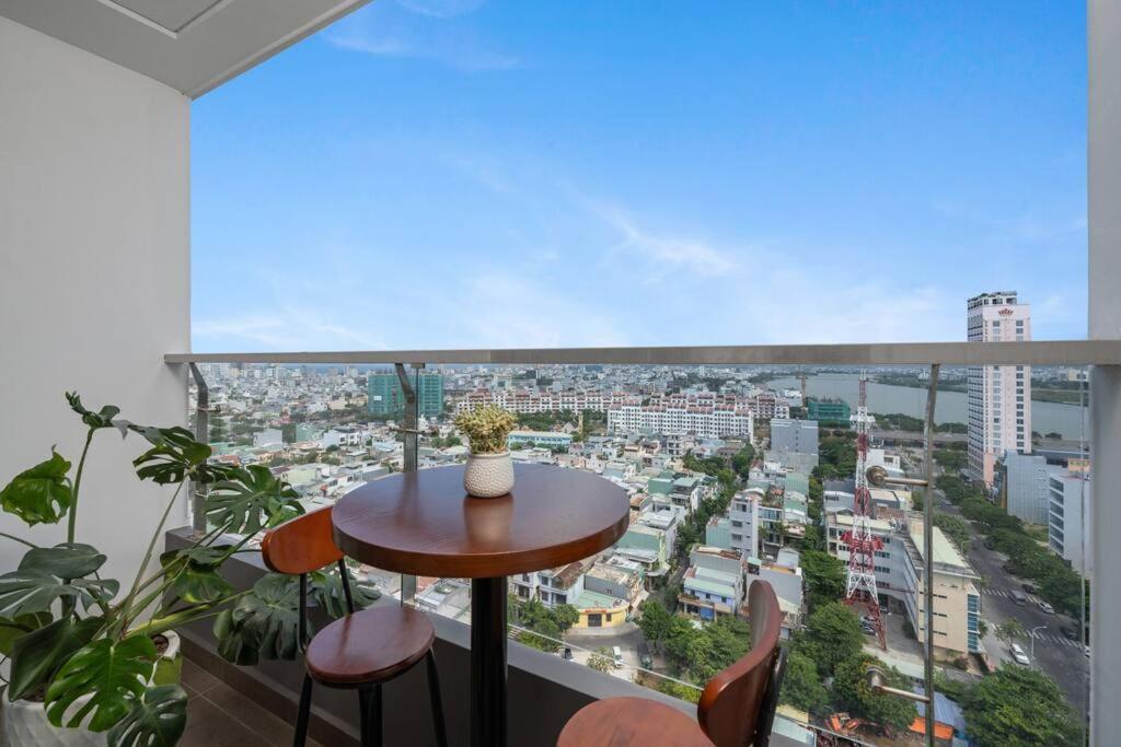 2BDR Modern Highrise Condo, City & River views, Pool view 5