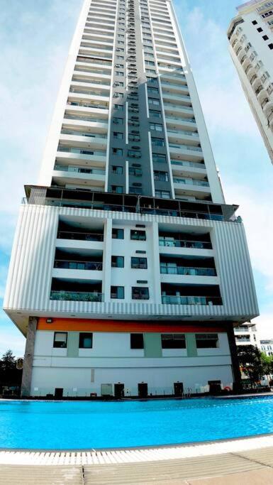 2BDR Modern Highrise Condo, City & River views, Pool view 4