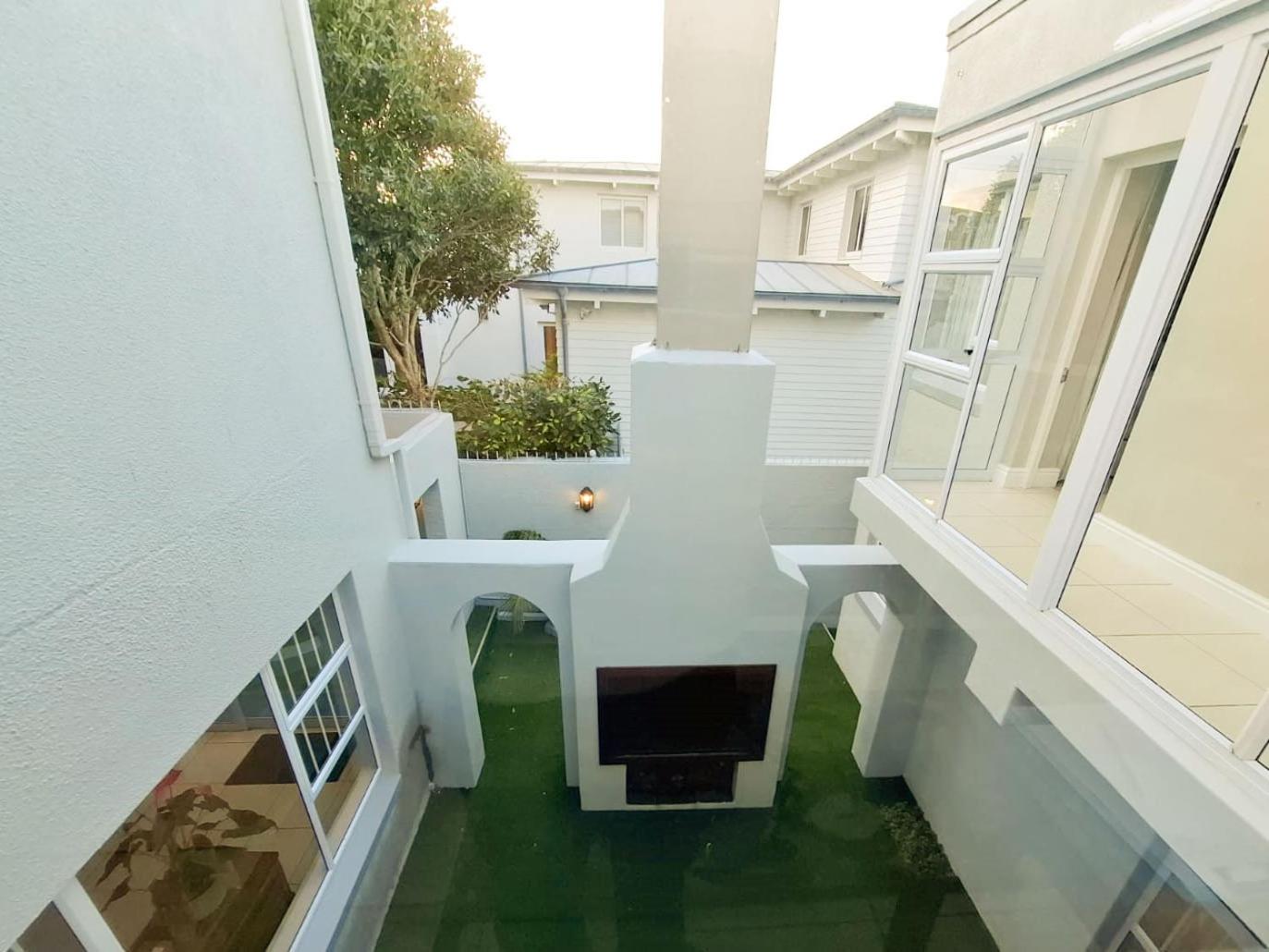 Hermanus Beachfront Lodge