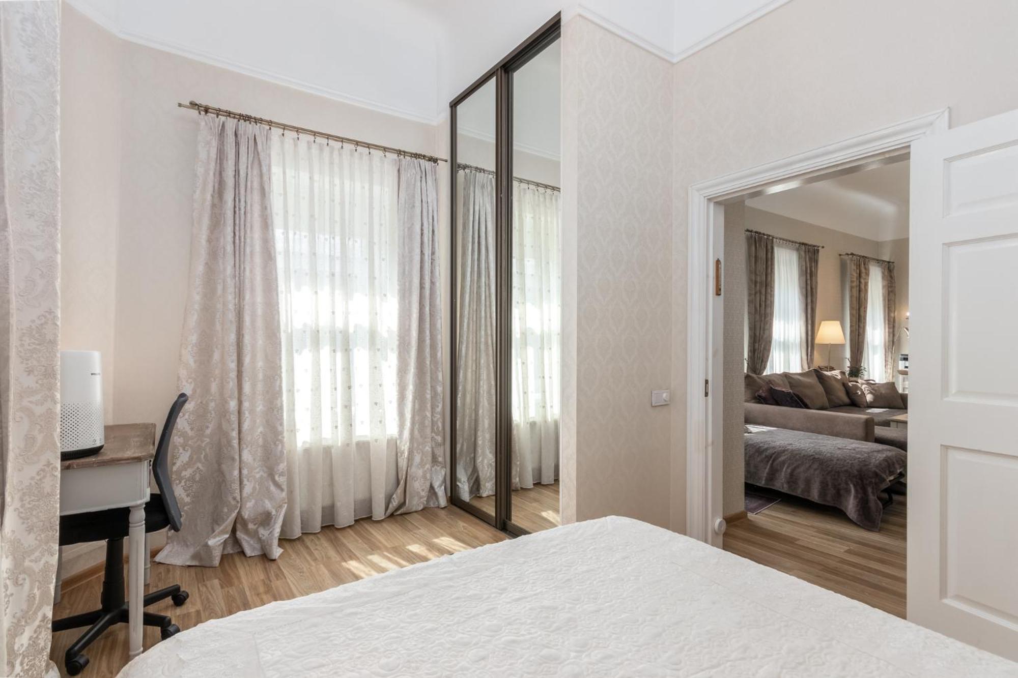 Hotel Central, Spacious, Elegant Apartment & Free Private Parking! - Image 1