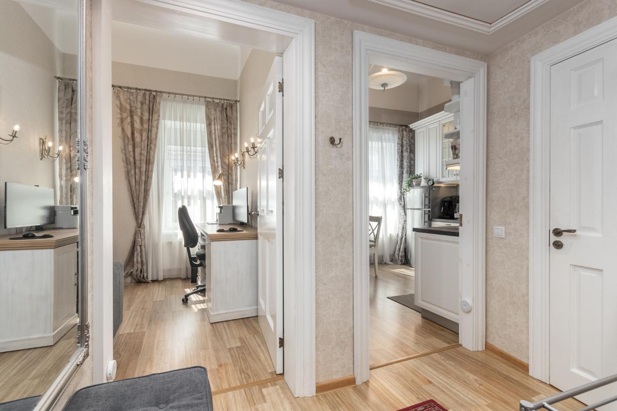 Elegant Apartment in historical centre & Free Locked PARKING view 4