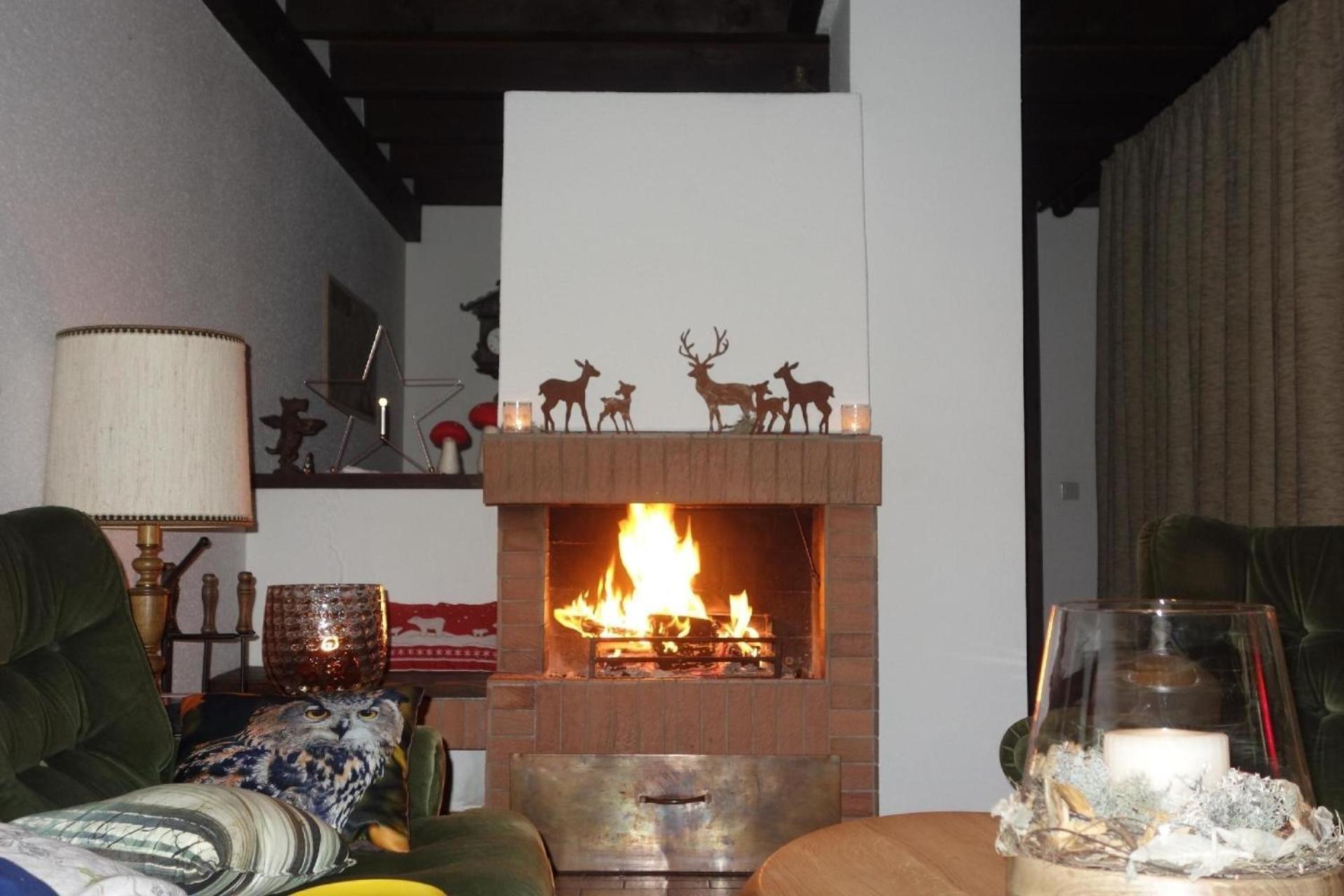 Ferienhaus mit Terrasse auf zwei Etagen im Grünen mit offenem Kamin - b48743