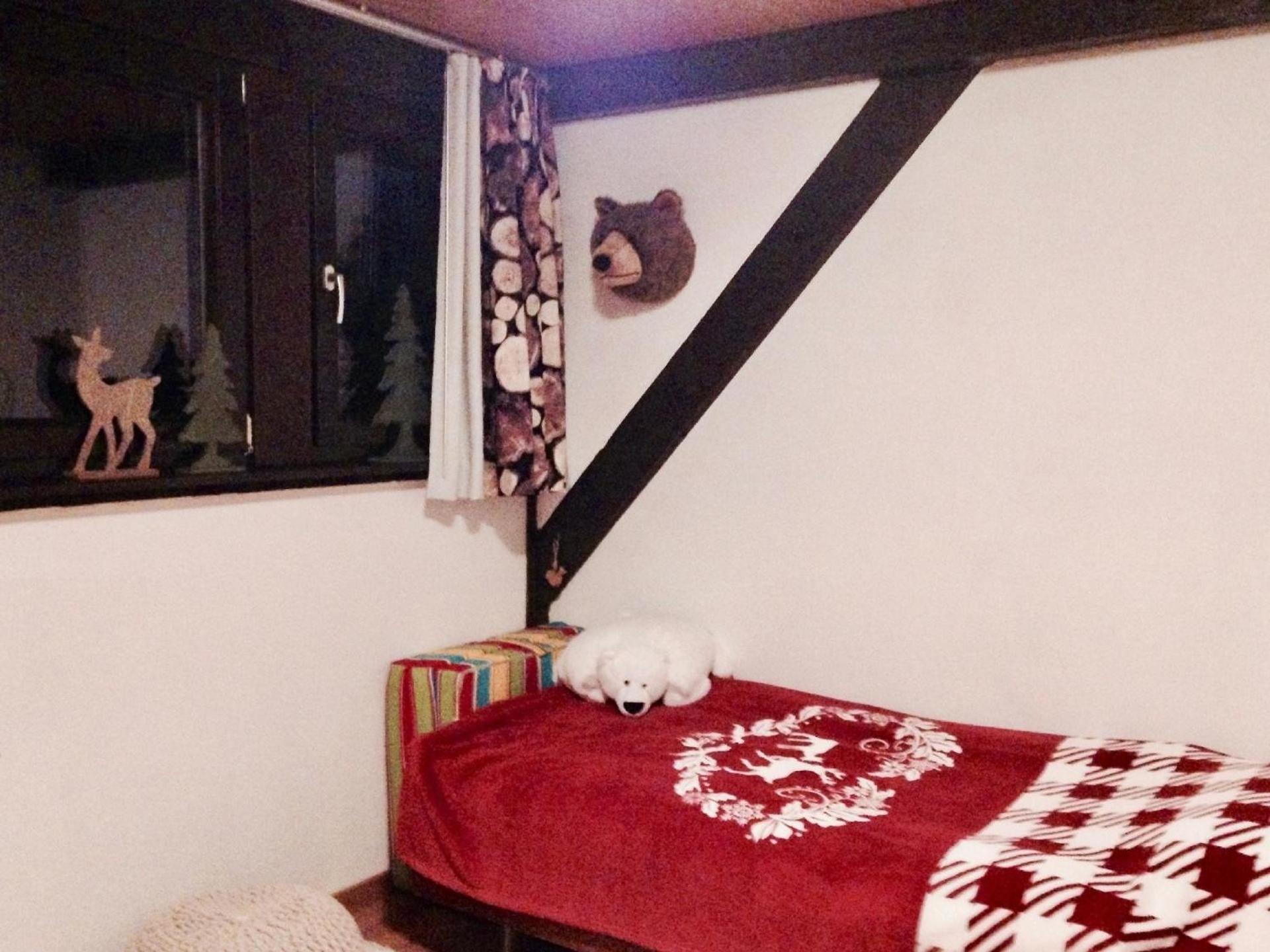 Ferienhaus mit Terrasse auf zwei Etagen im Grünen mit offenem Kamin - b48743