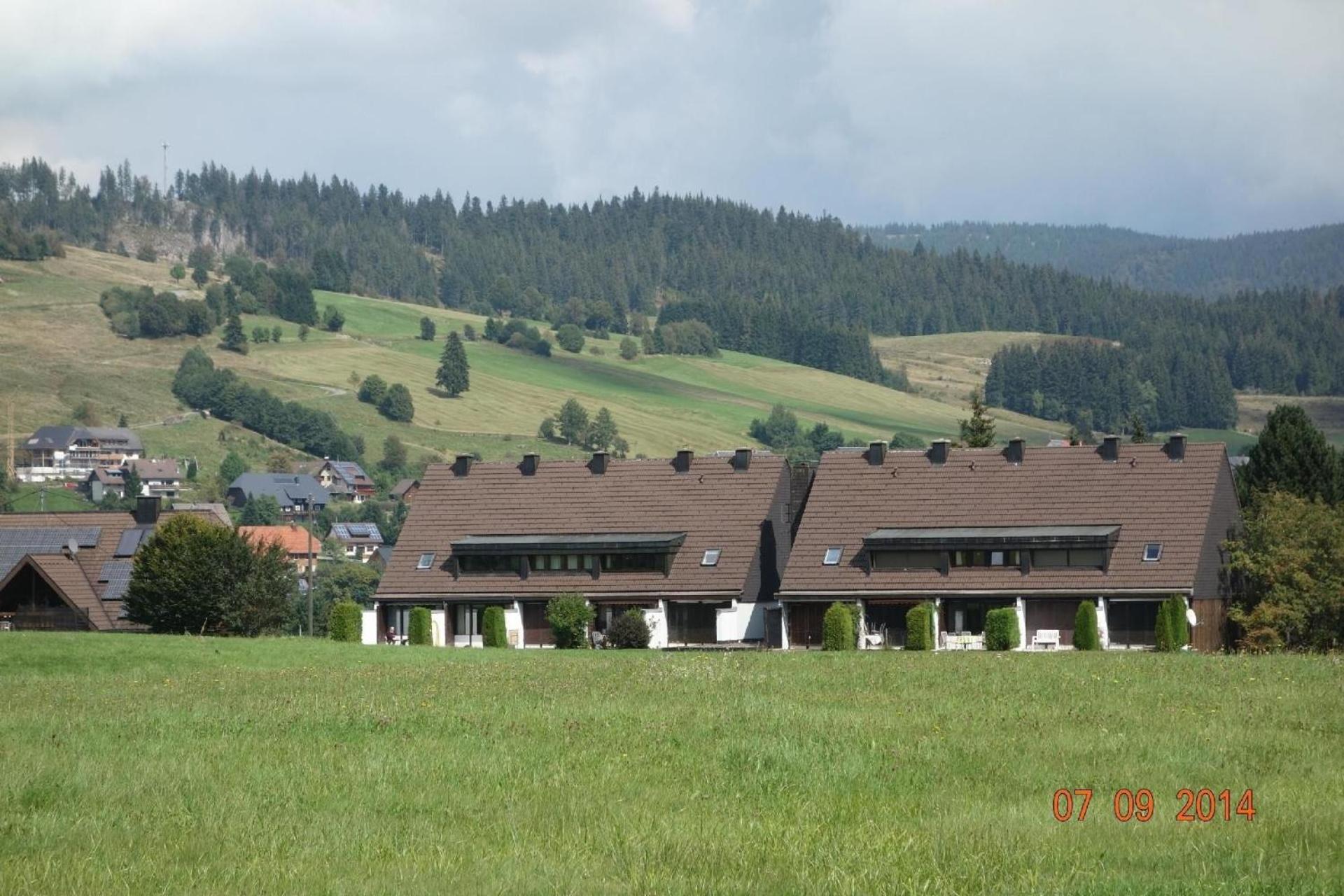 Ferienhaus mit Terrasse auf zwei Etagen im Grünen mit offenem Kamin - b48743