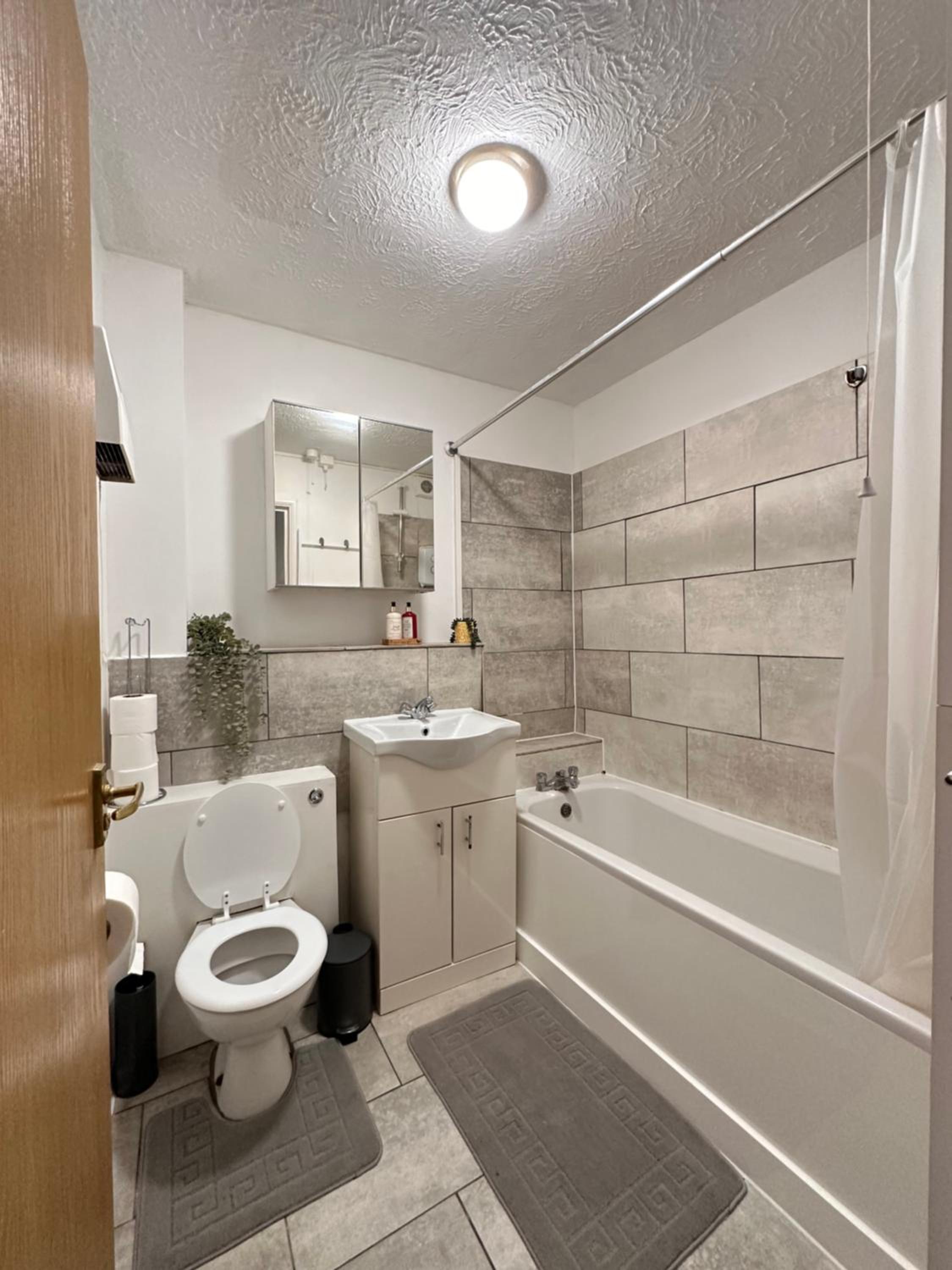 Luxury Private Apartment in North London view 3