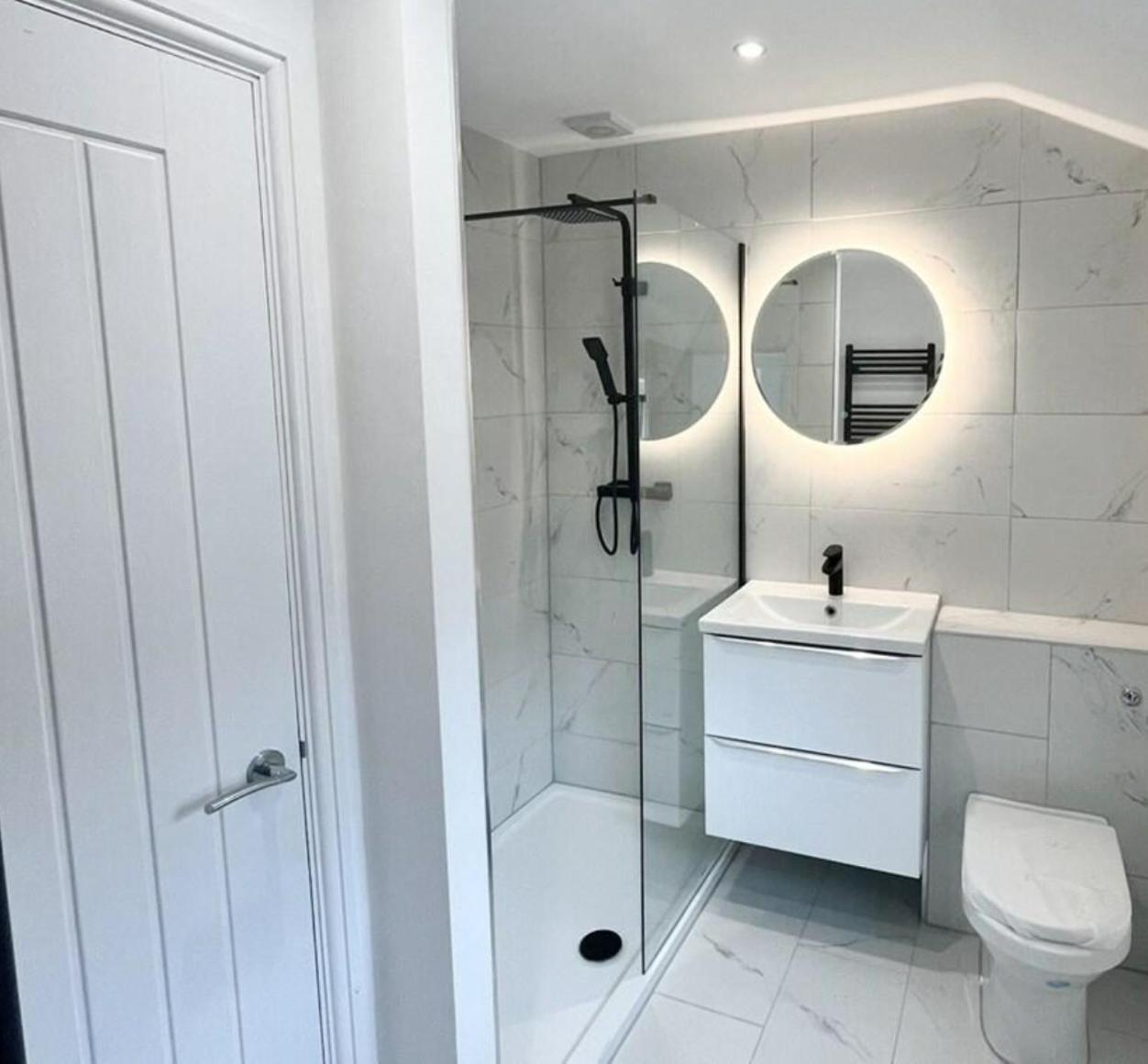 Modern Newly Refurbished 3-Bedroom House view 3