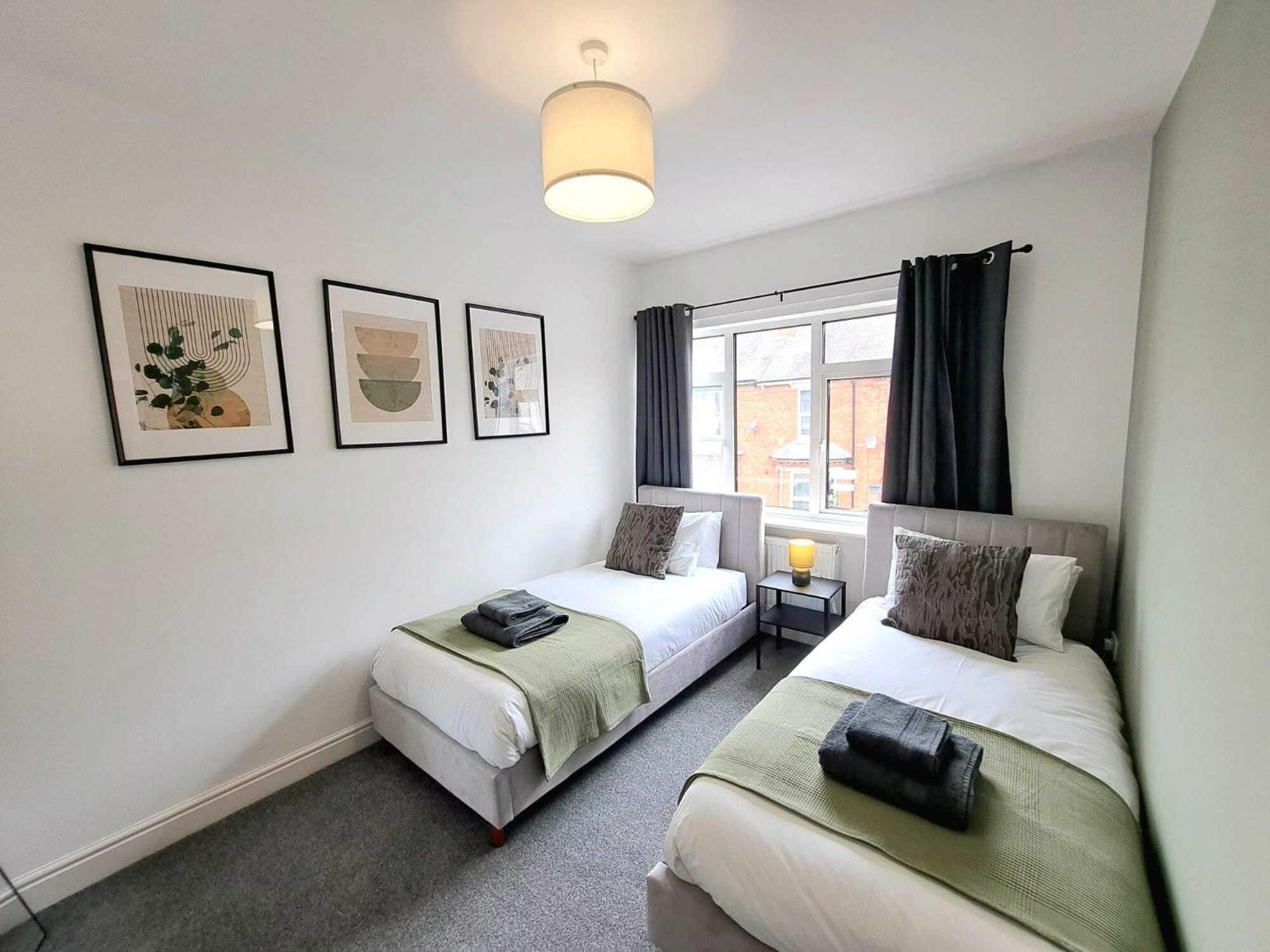 Modern Newly Refurbished 3-Bedroom House view 4