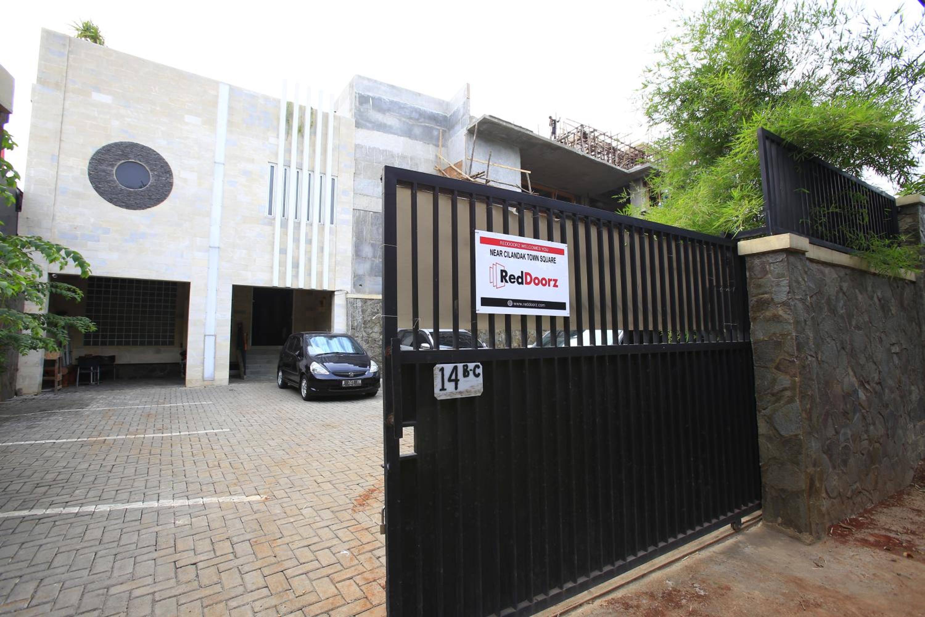 RedDoorz near Cilandak Town Square